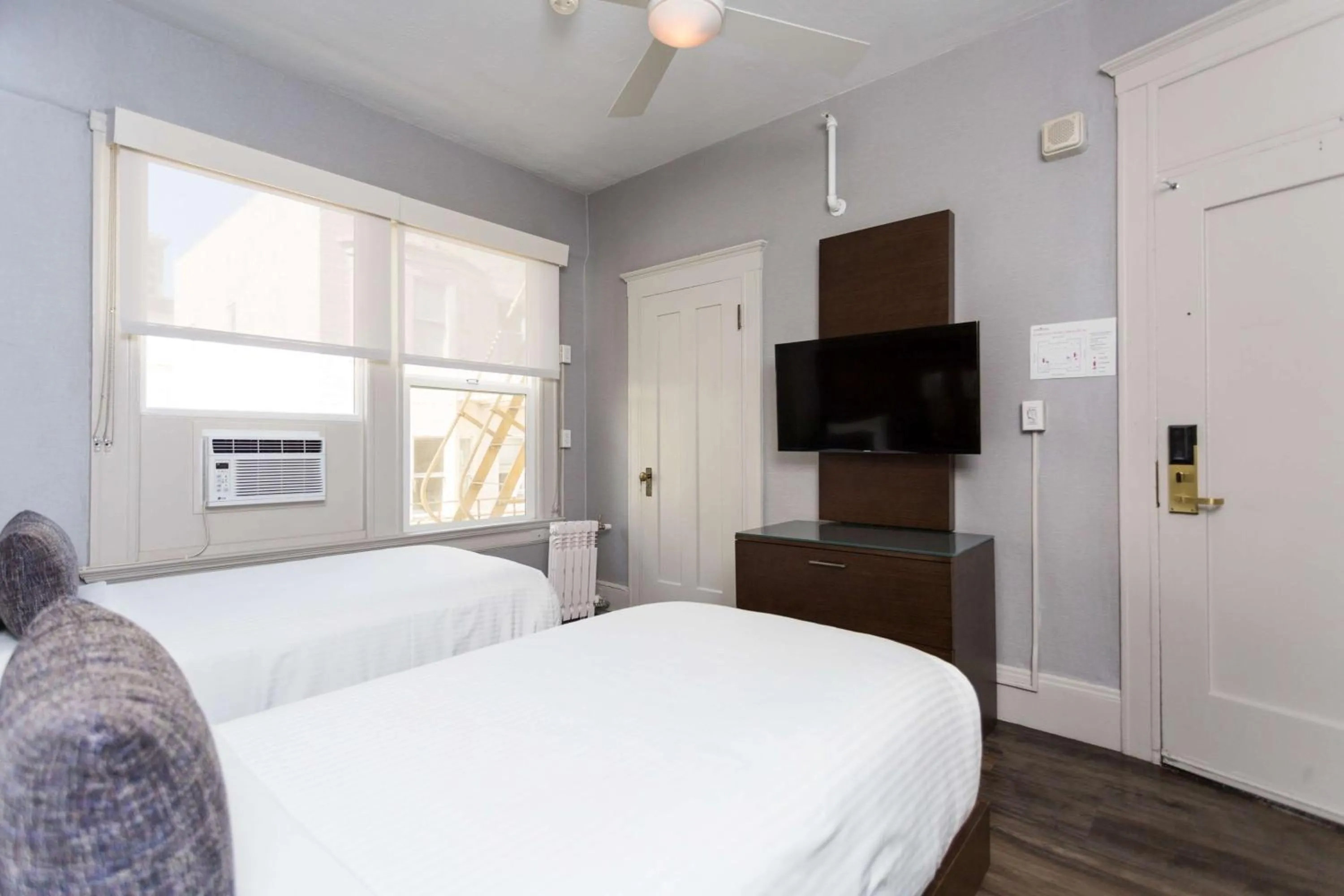 Photo of the whole room, Bed in Cartwright Hotel Union Square - BW Premier Collection