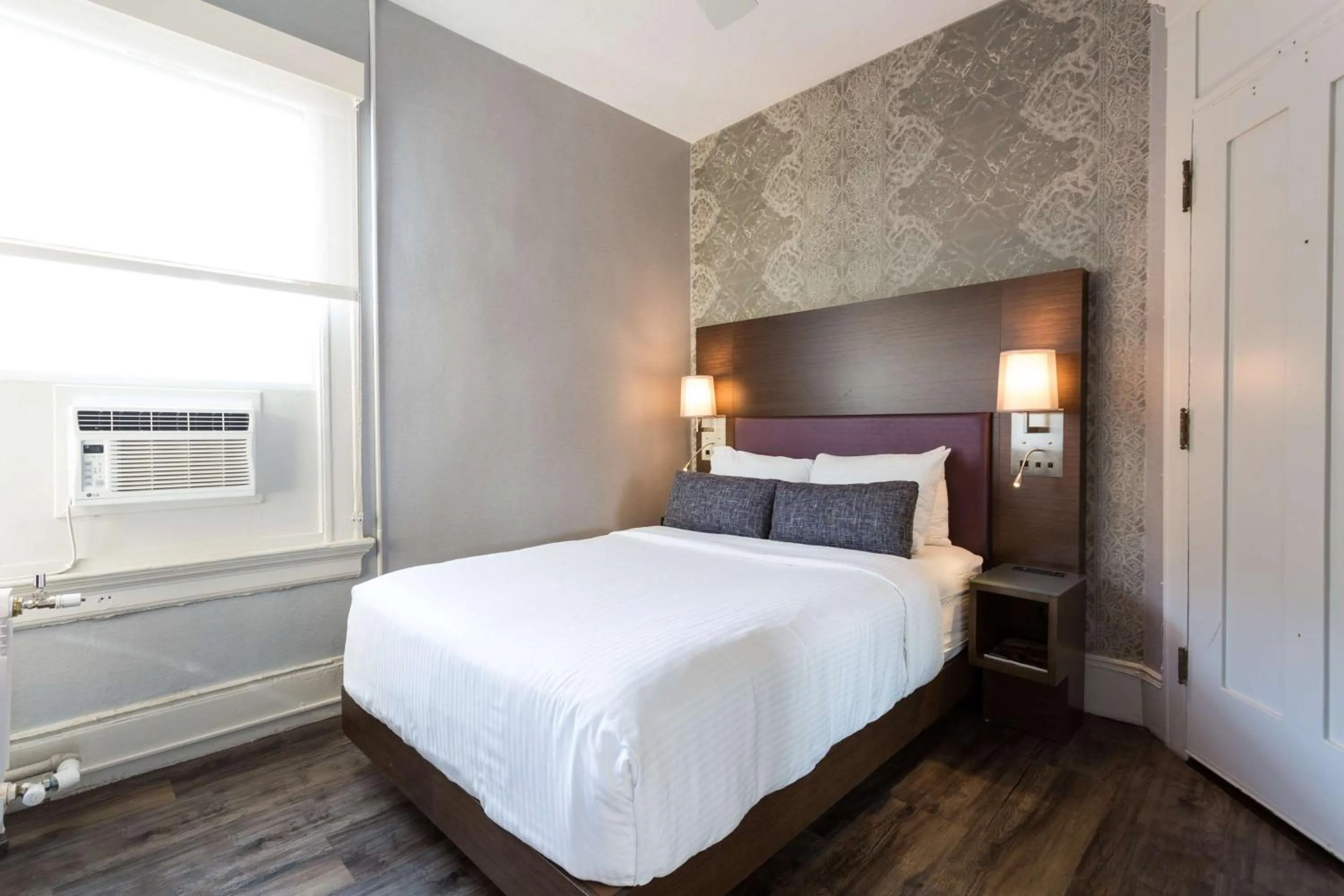 Bedroom, Bed in Cartwright Hotel Union Square - BW Premier Collection