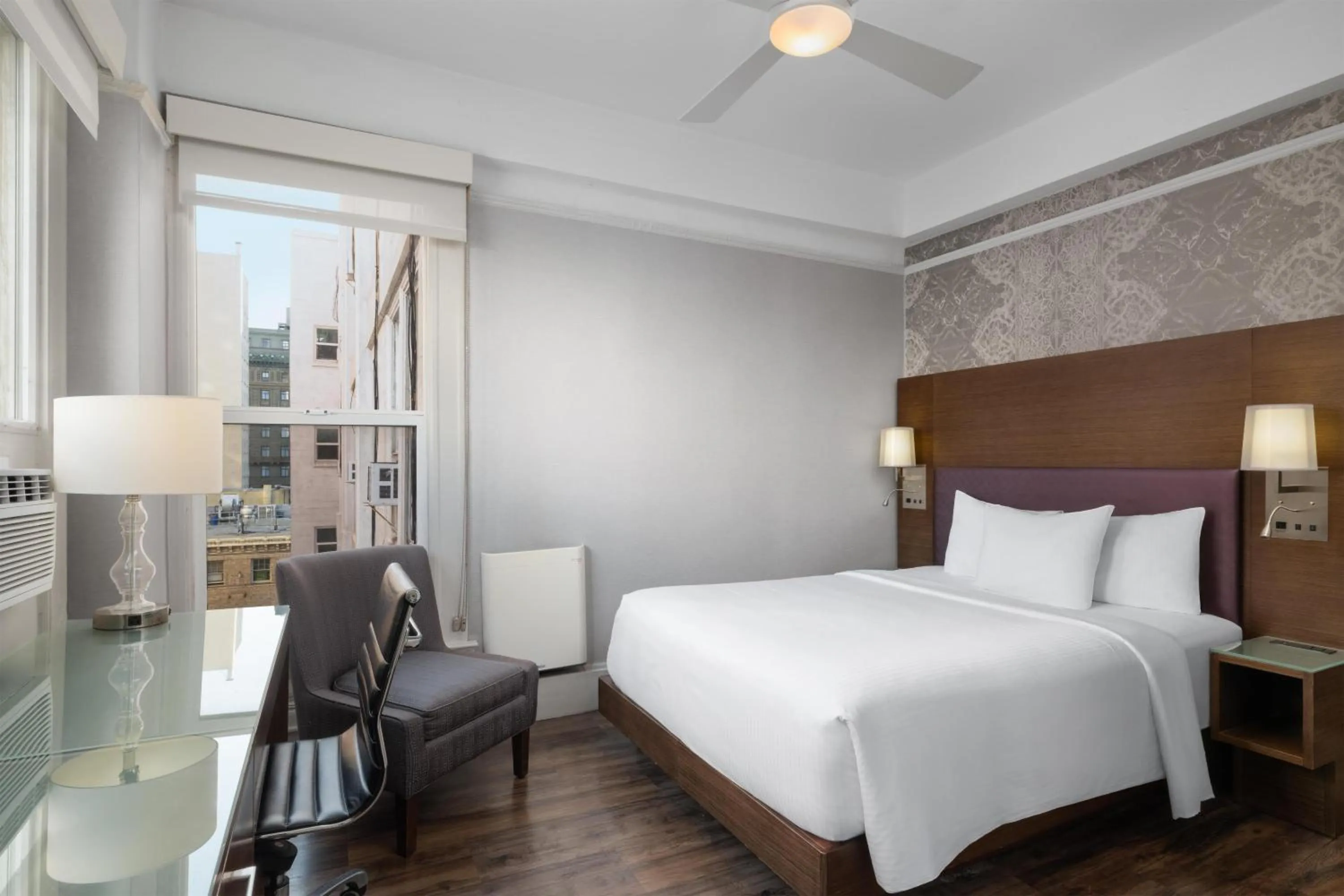 Bedroom, Bed in Cartwright Hotel Union Square - BW Premier Collection