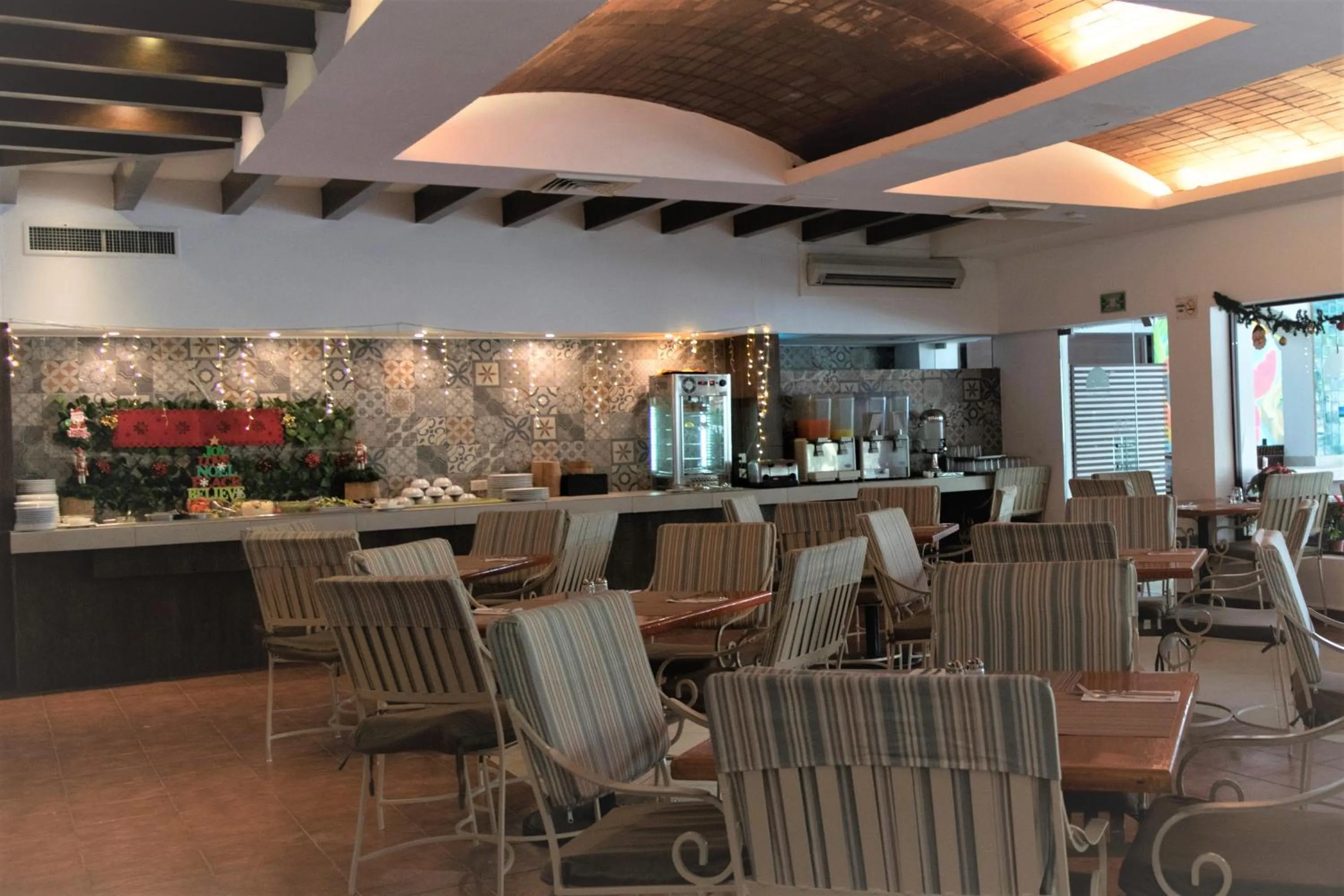 Restaurant/places to eat in Oceanfront condo at voted best Cancun sandy beach
