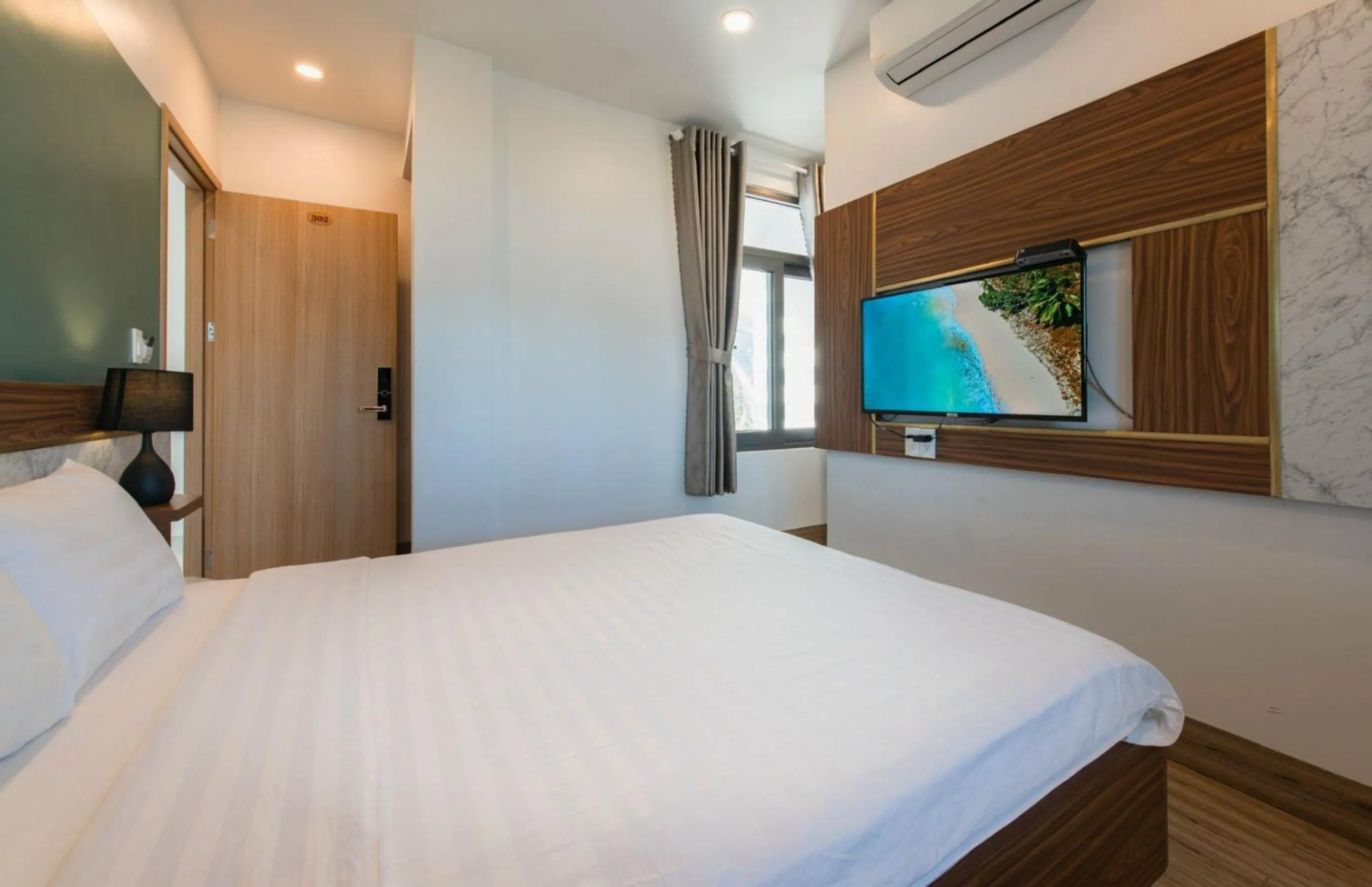 Bed in West Lake Hotel - Near Bai Dai Beach