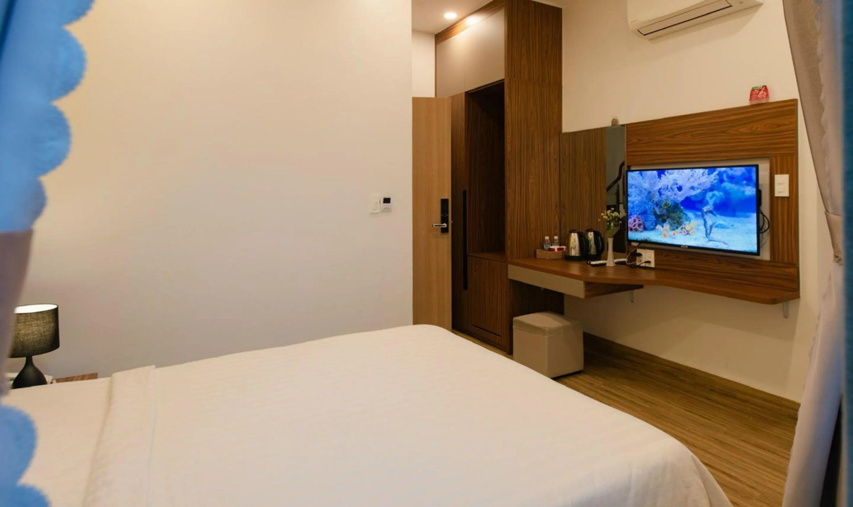 TV and multimedia, Bed in West Lake Hotel - Near Bai Dai Beach