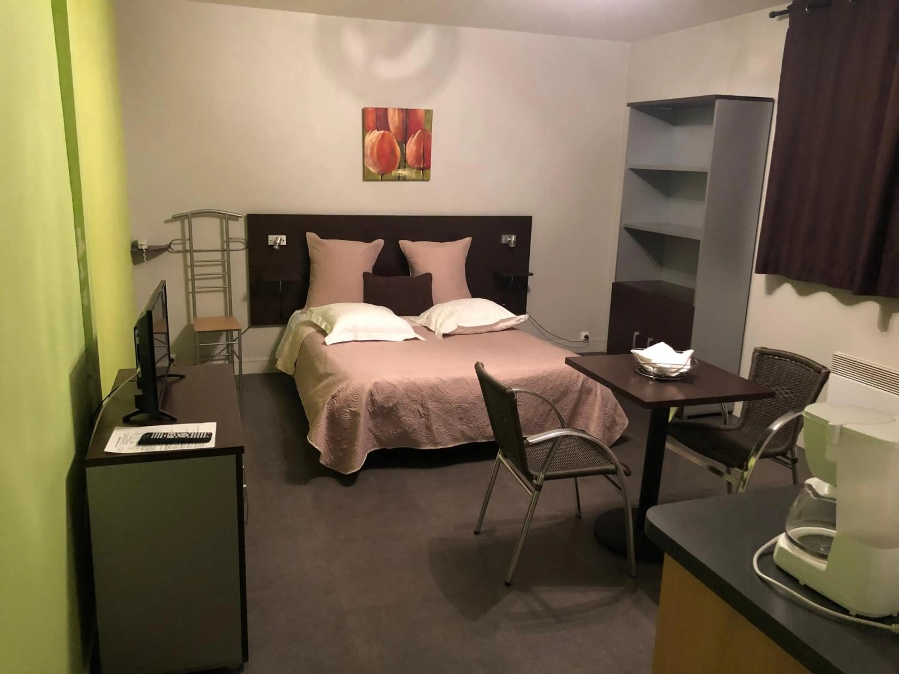 Bedroom, Bed in Appart'hotel Les Palatines