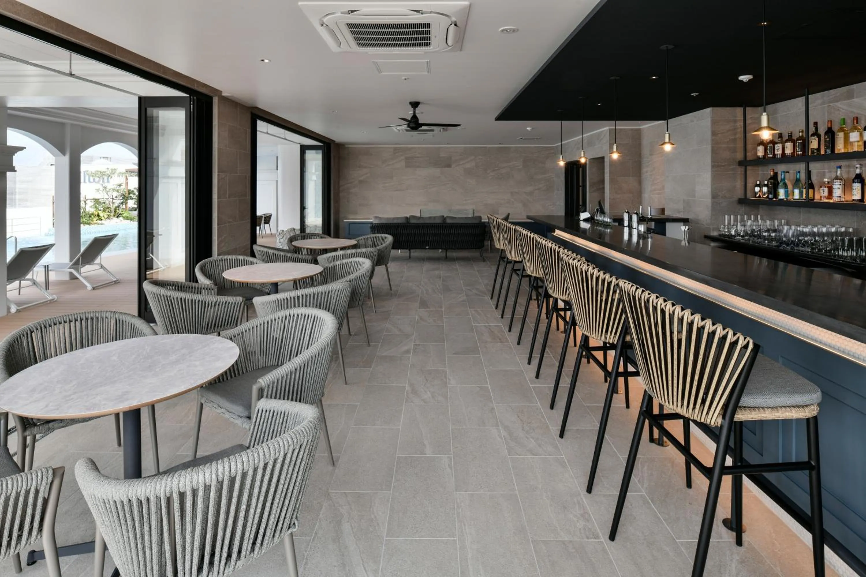 Lounge or bar in Lequ Okinawa Chatan Spa ＆ Resort