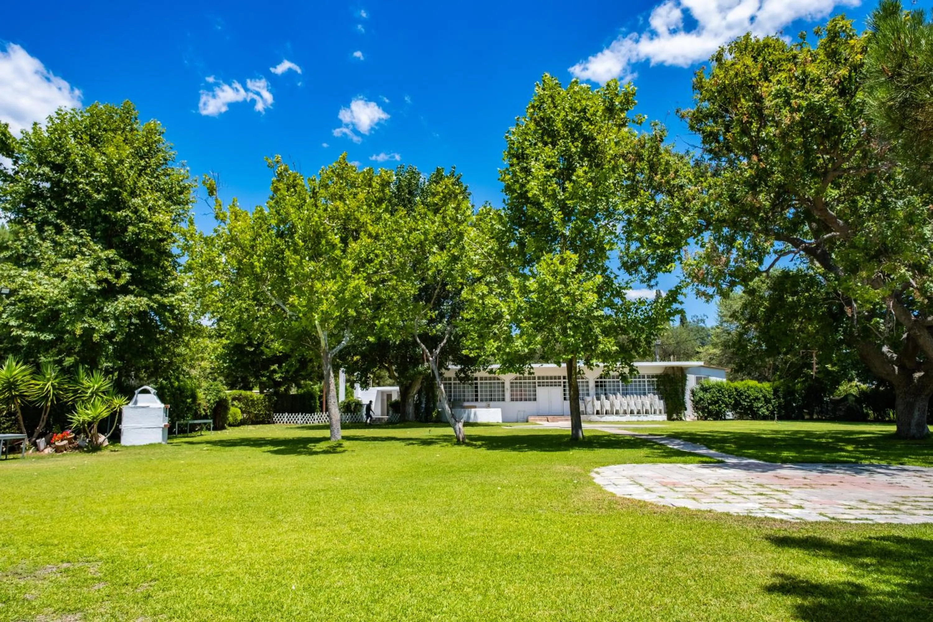 Garden in Tsamadanis Hotel & Bungalows Friends Family