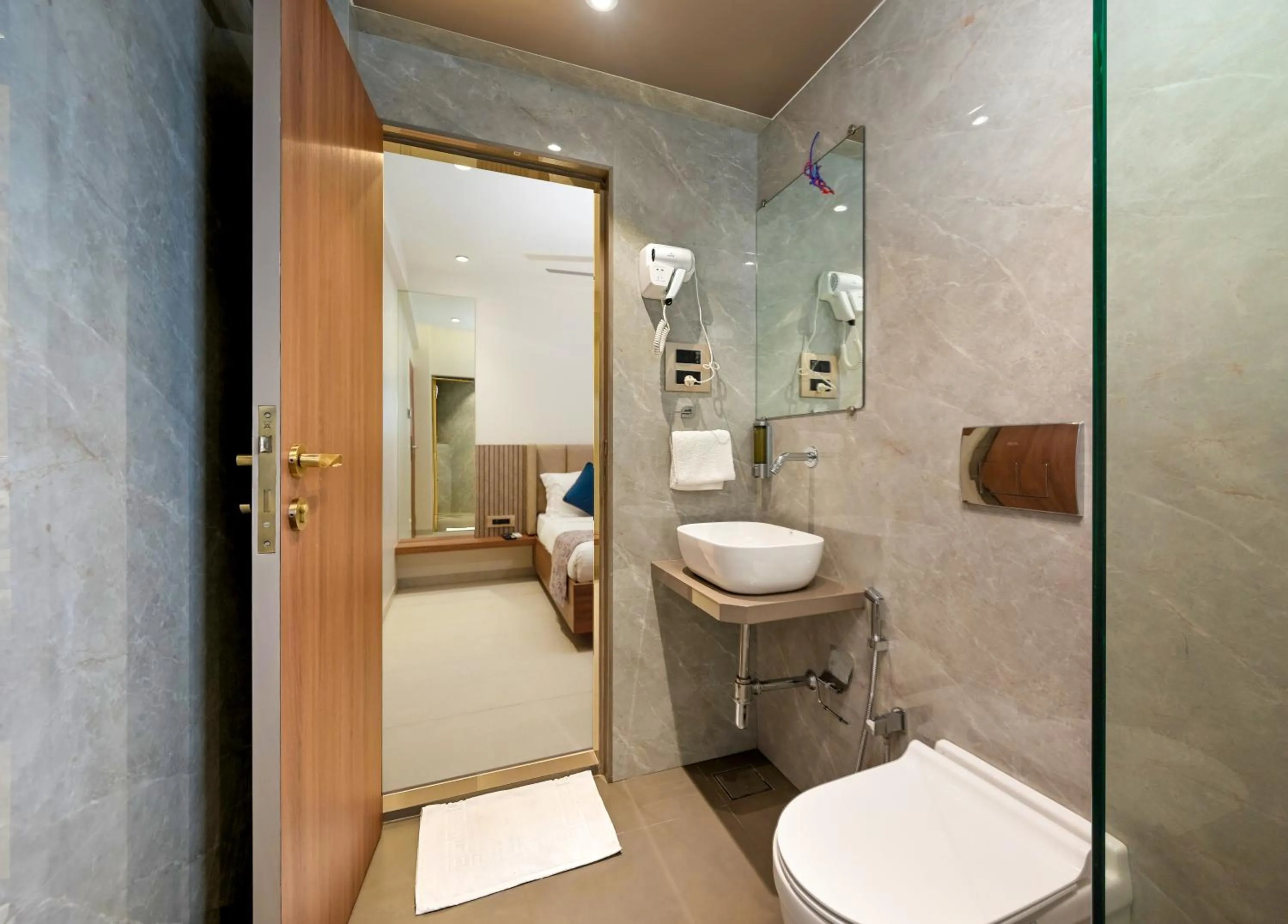 Shower in Hotel Kalpana Palace, Mumbai