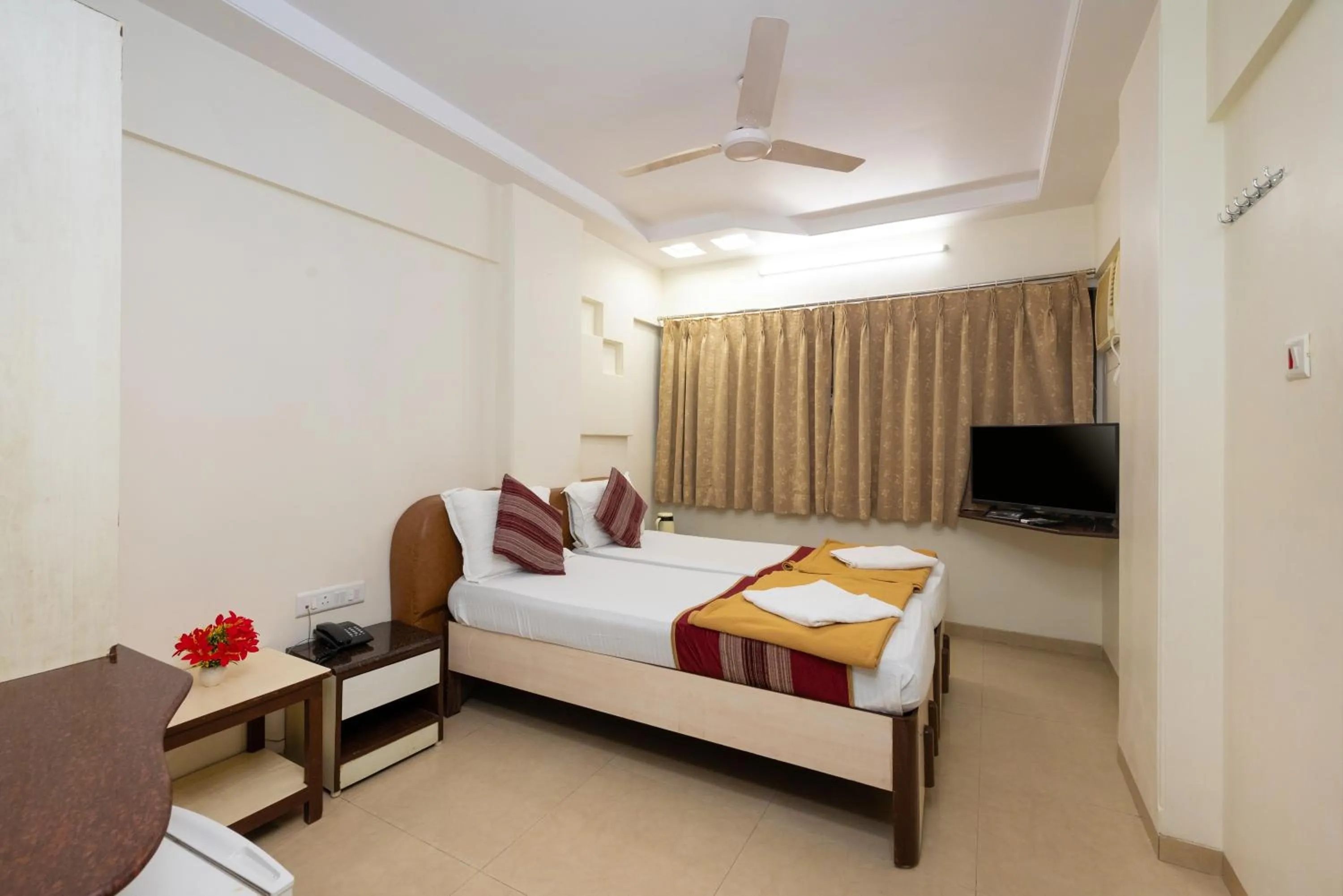 Communal lounge/ TV room, Bed in Hotel Kalpana Palace, Mumbai