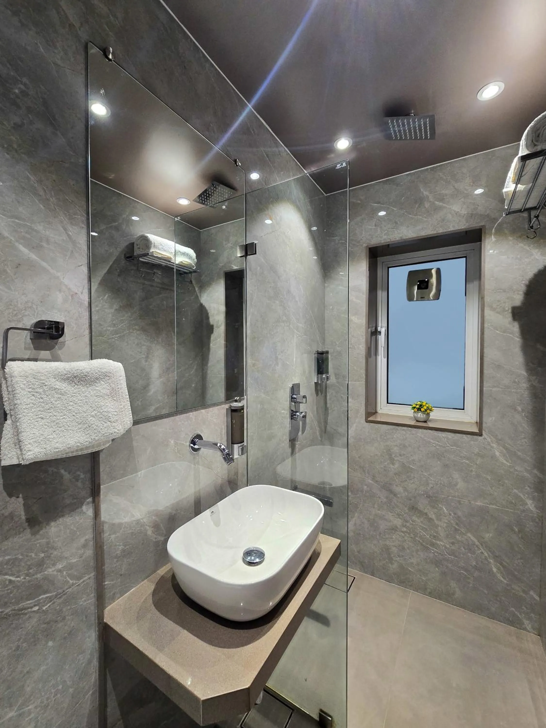 Shower in Hotel Kalpana Palace, Mumbai