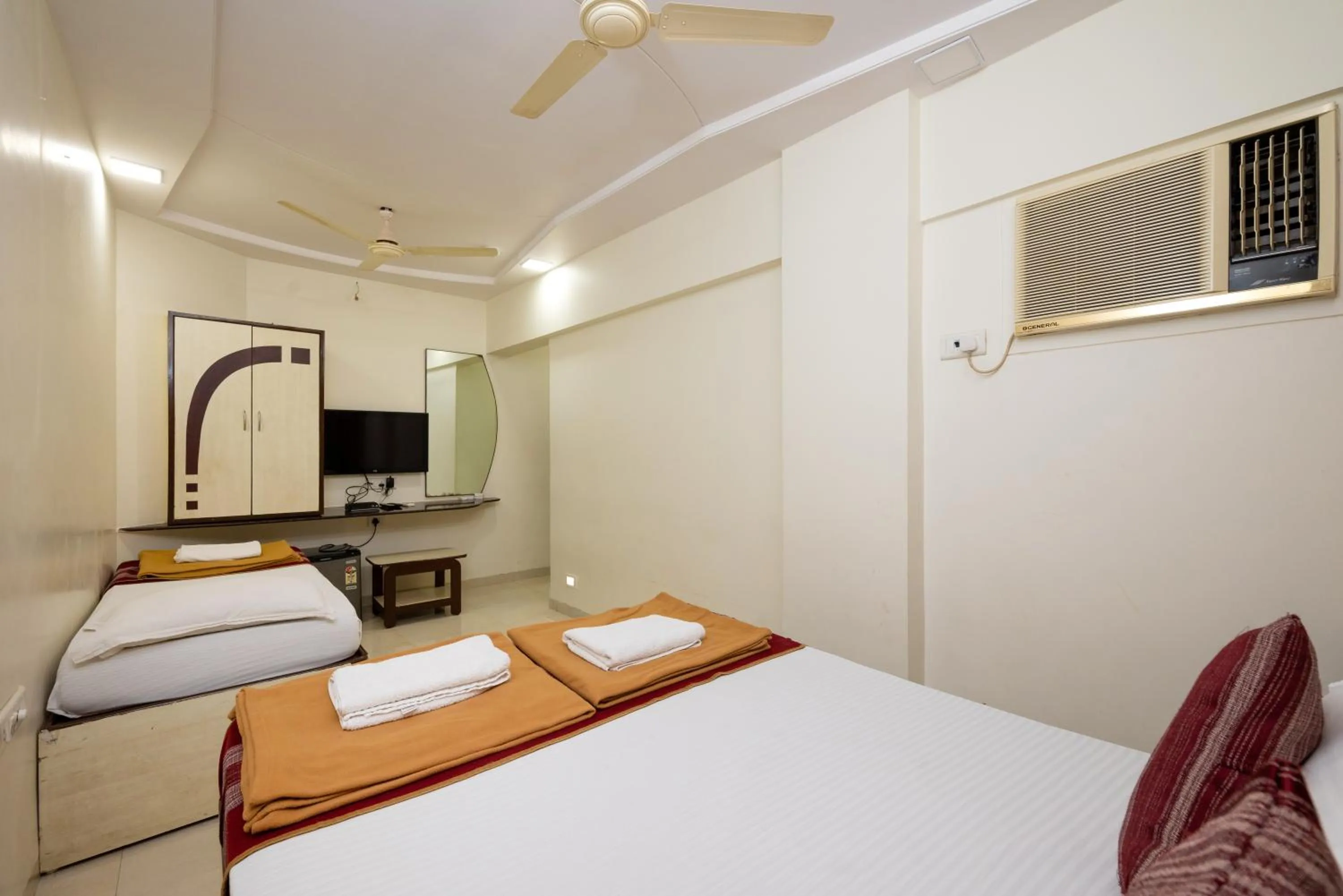 Bed in Hotel Kalpana Palace, Mumbai