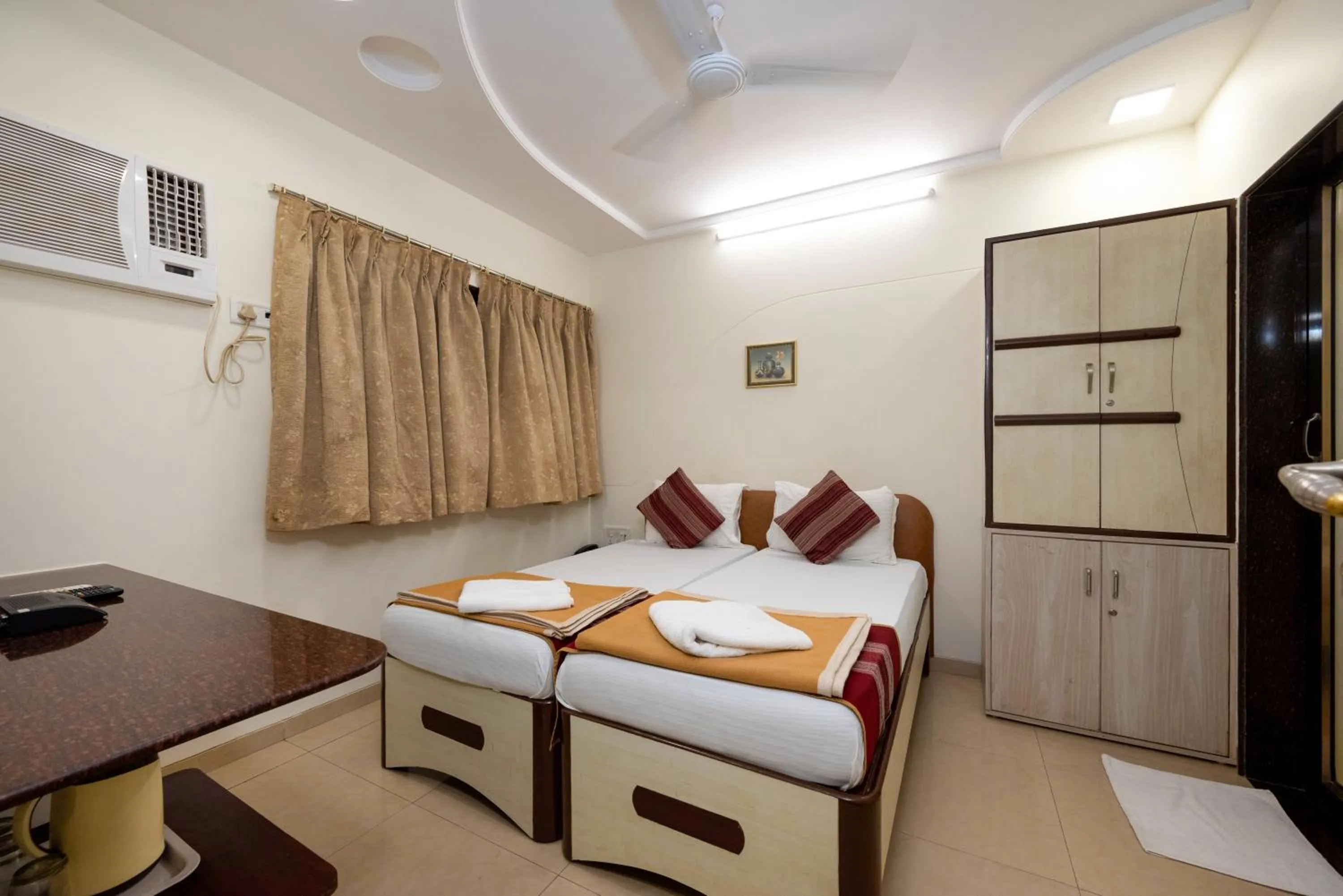 Bed in Hotel Kalpana Palace, Mumbai