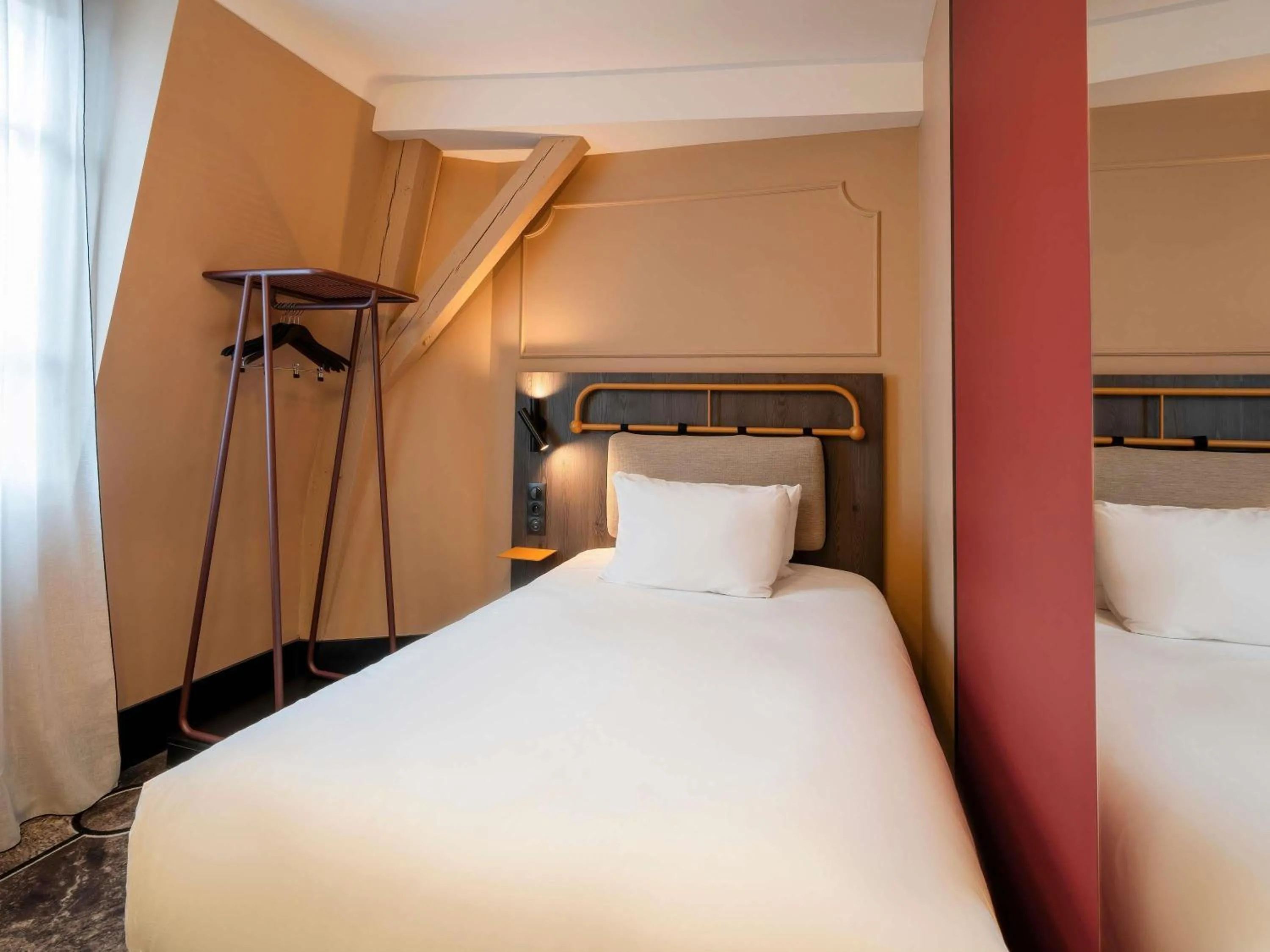 Bedroom, Bed in Grand Hotel des Brotteaux Lyon - Handwritten Collection