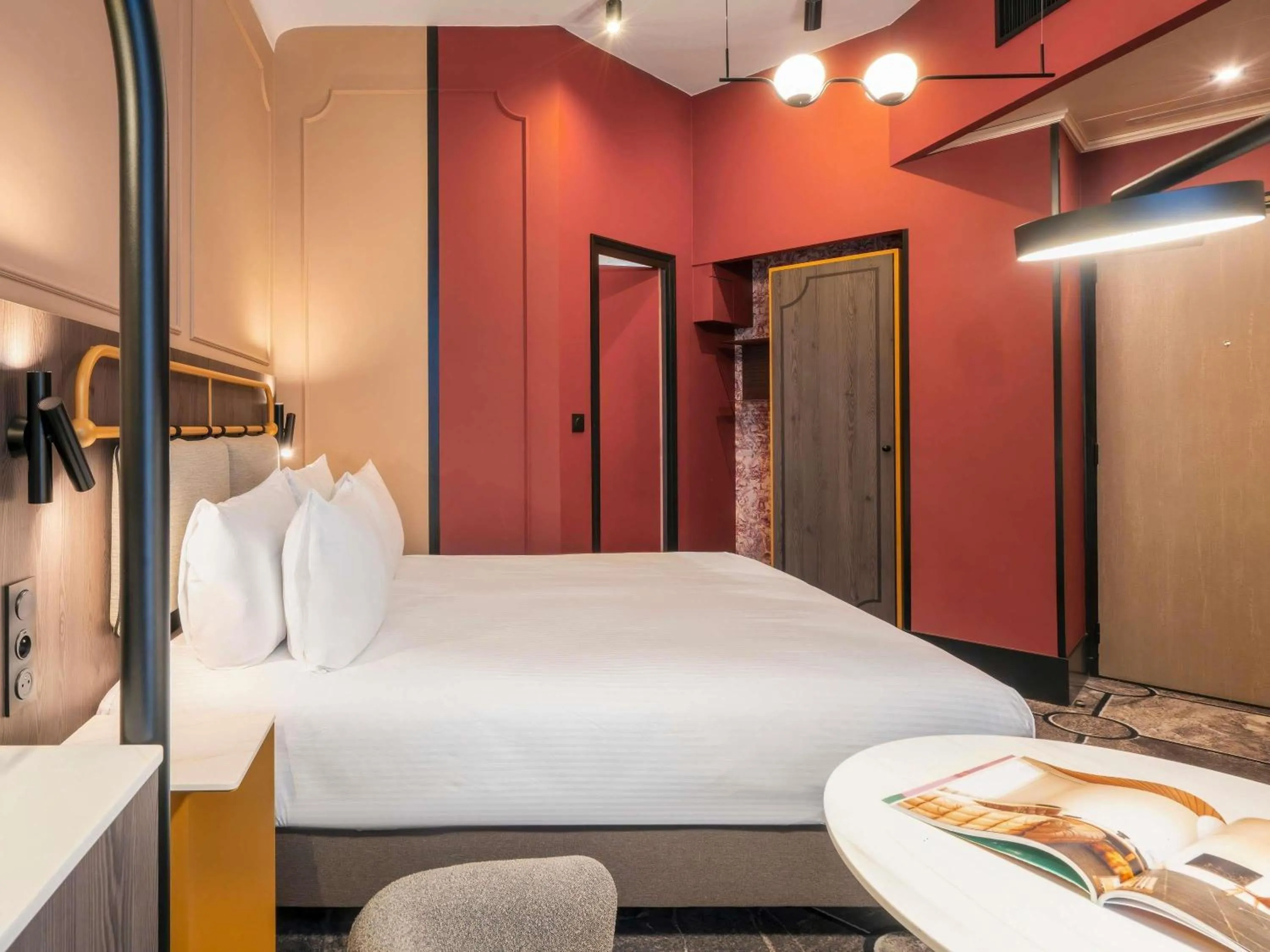 Bedroom, Bed in Grand Hotel des Brotteaux Lyon - Handwritten Collection