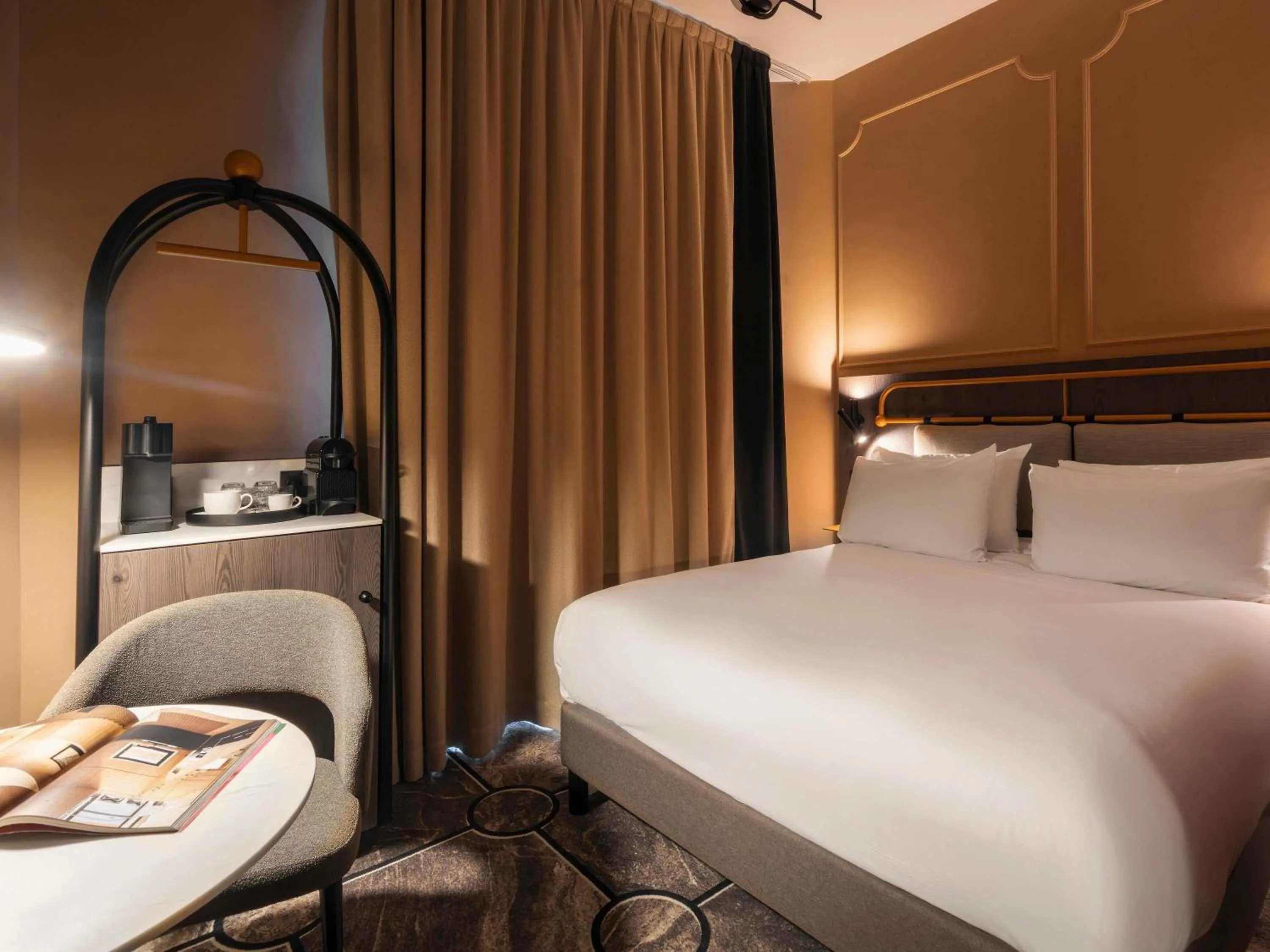 Bedroom, Bed in Grand Hotel des Brotteaux Lyon - Handwritten Collection