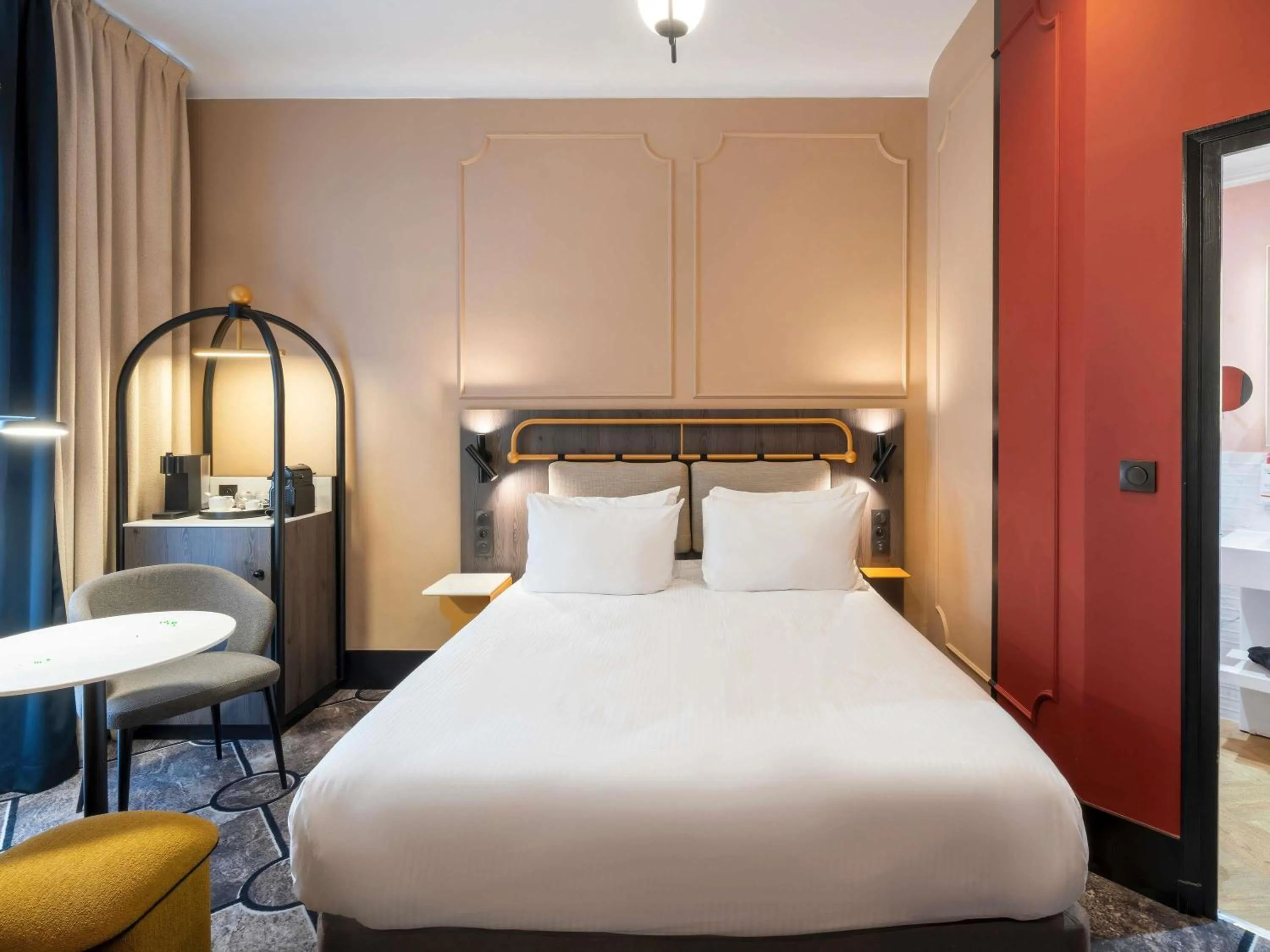 Bedroom, Bed in Grand Hotel des Brotteaux Lyon - Handwritten Collection