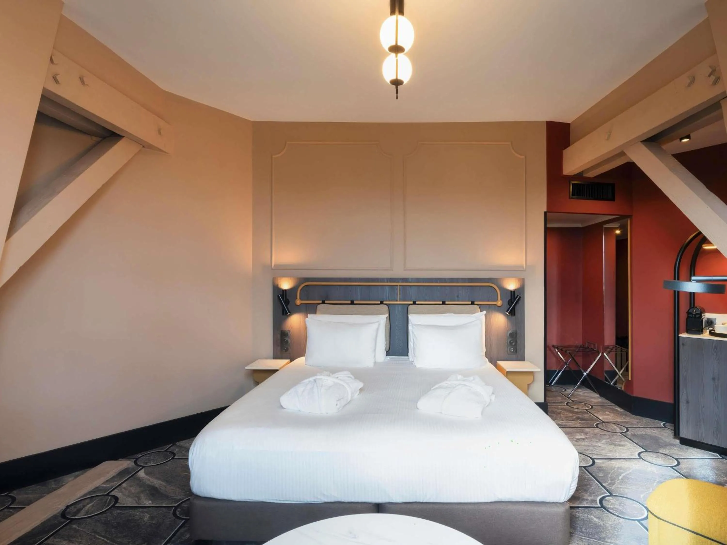 Bedroom, Bed in Grand Hotel des Brotteaux Lyon - Handwritten Collection