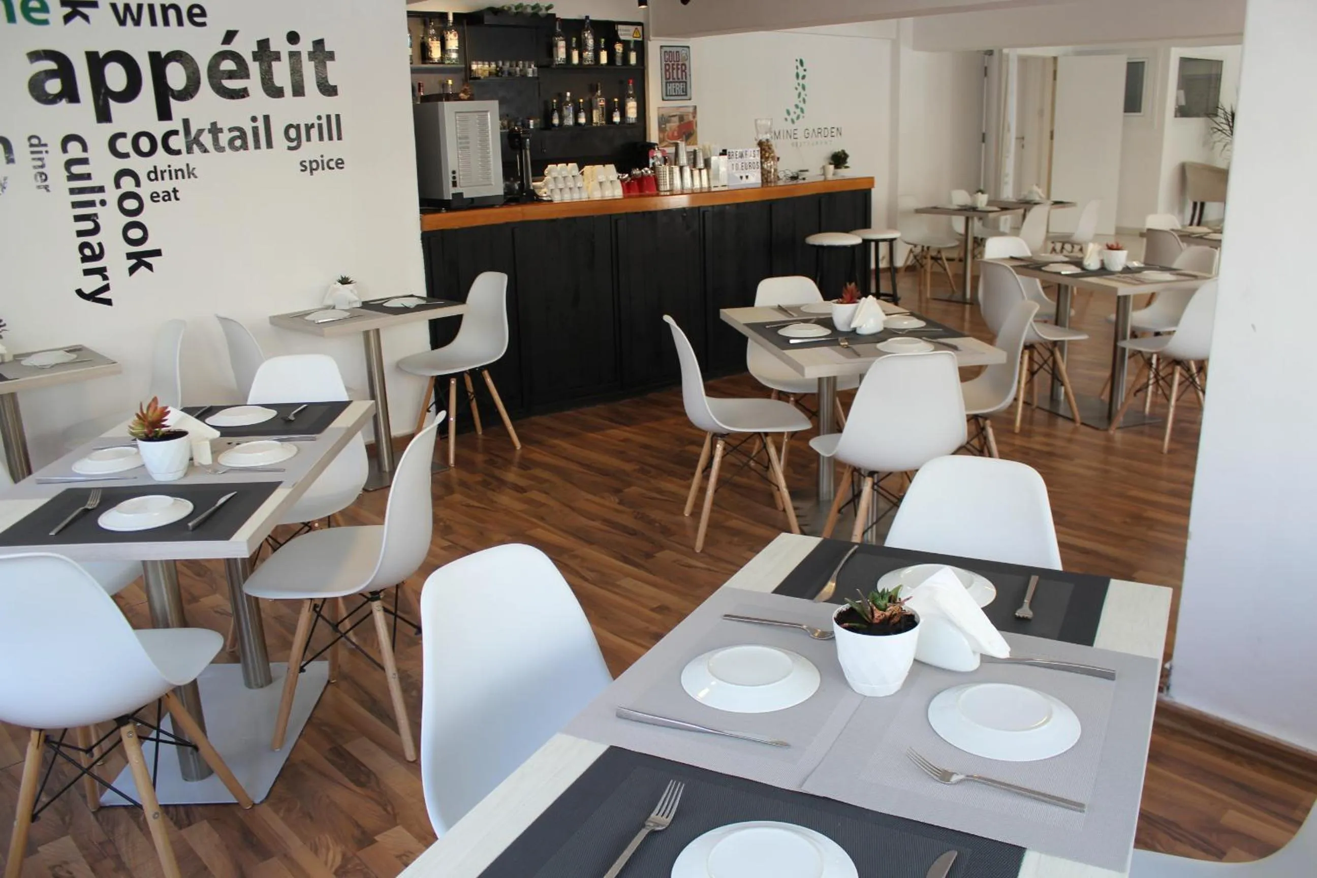 Restaurant/places to eat in La Veranda Hotel