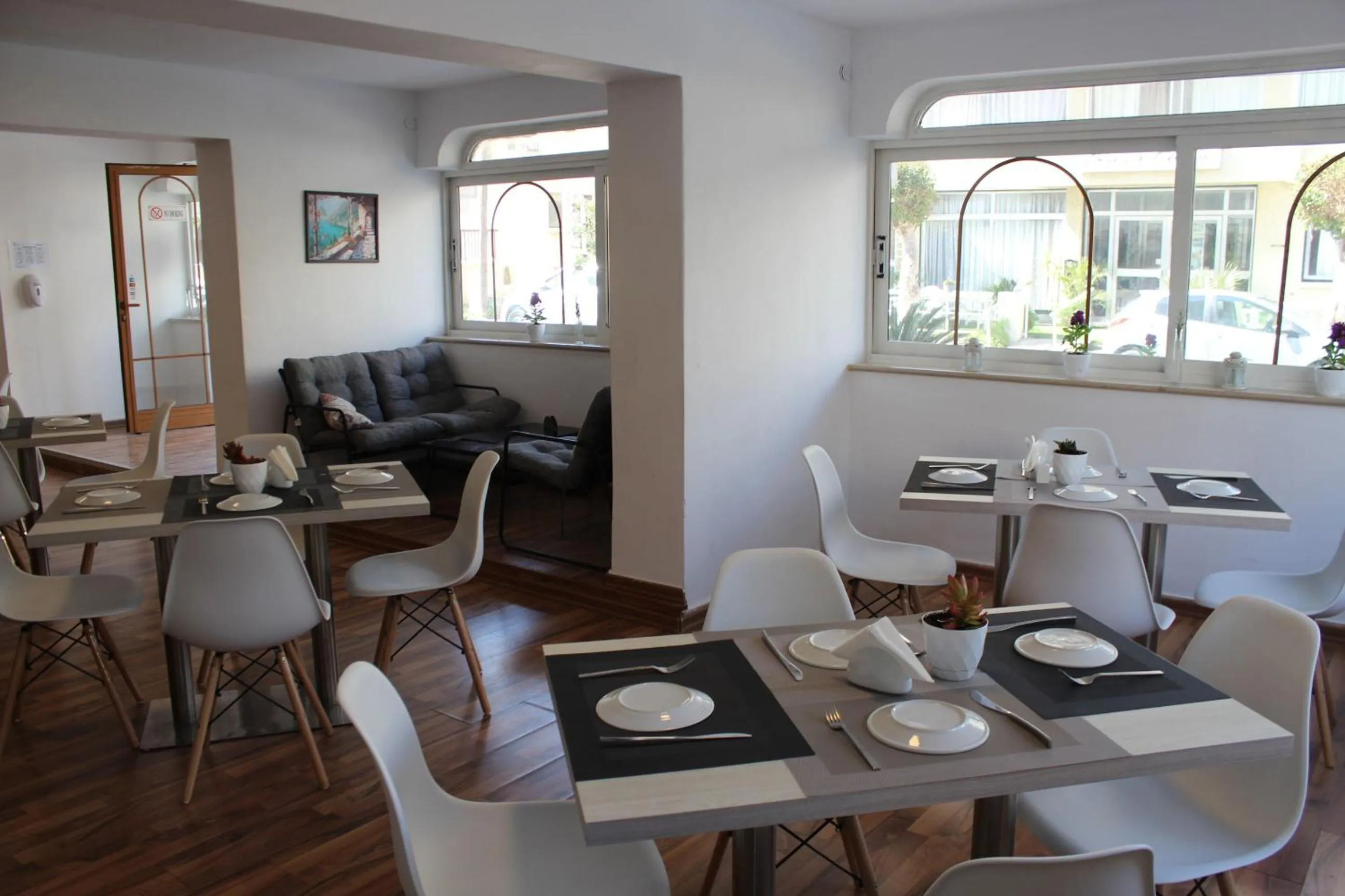 Restaurant/places to eat in La Veranda Hotel