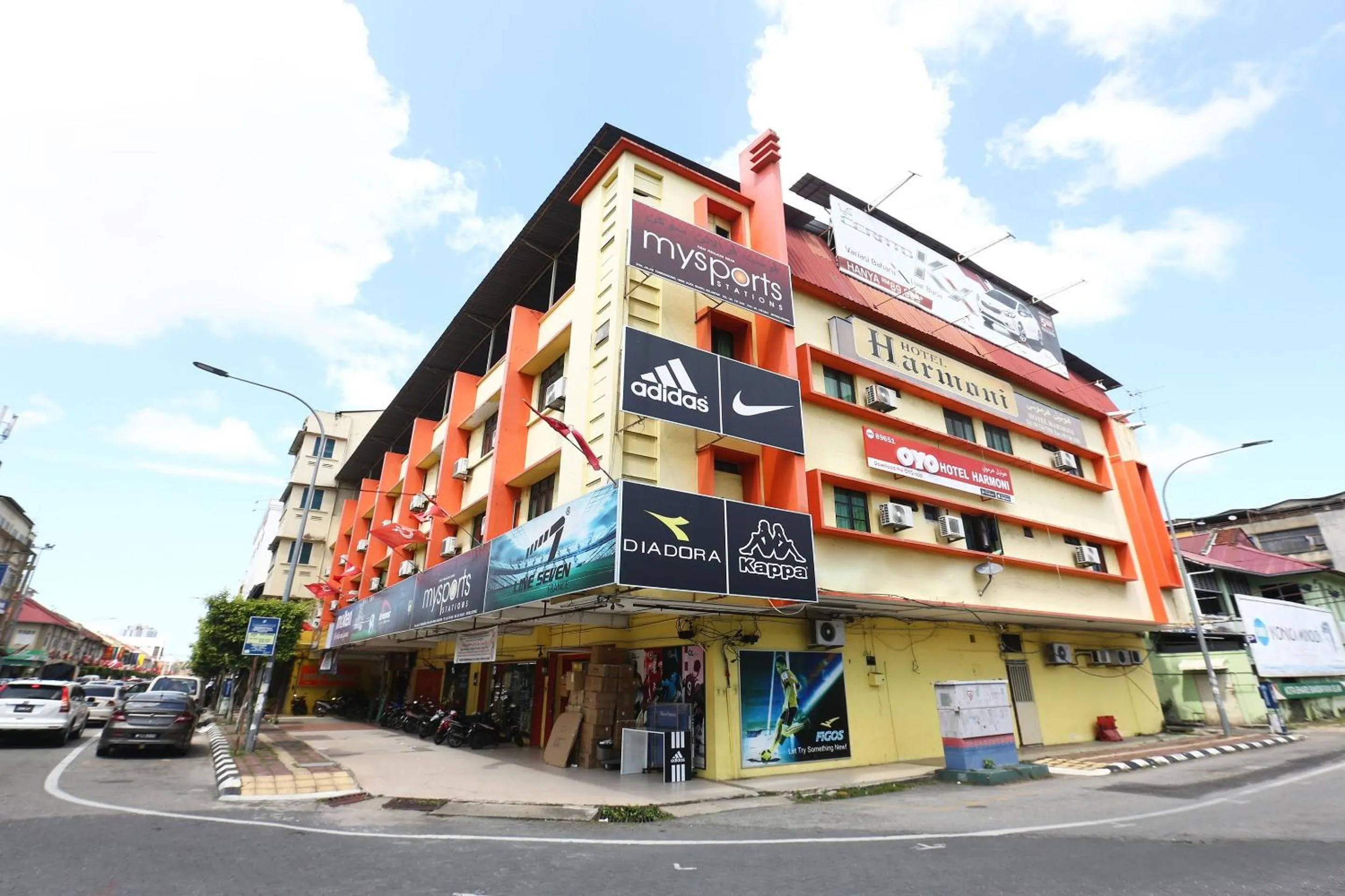 Facade/entrance in Hotel O Harmoni Hotel