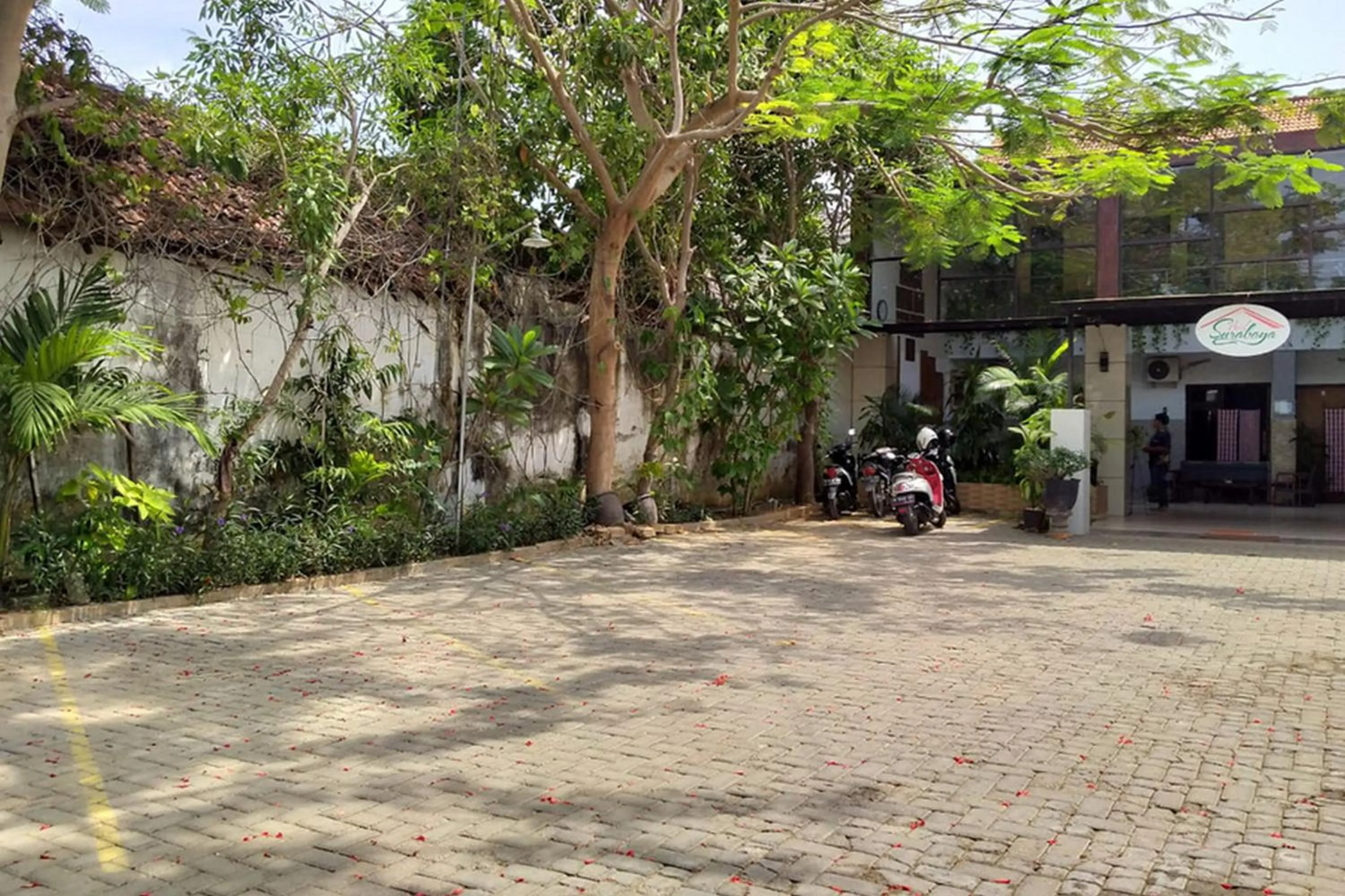 Facade/entrance in RedDoorz @ Hotel Surabaya Sumenep