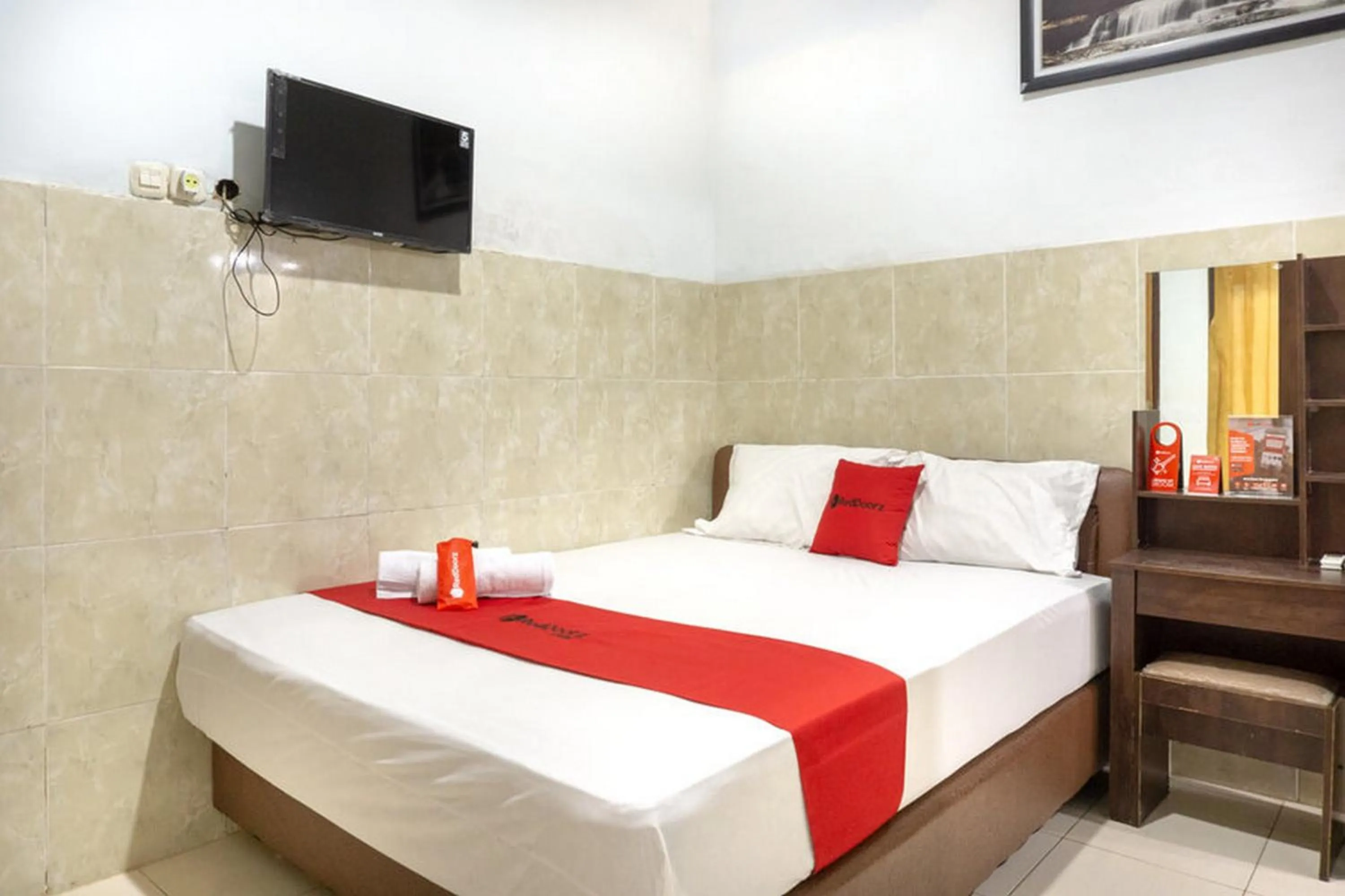 Bed in RedDoorz @ Hotel Surabaya Sumenep