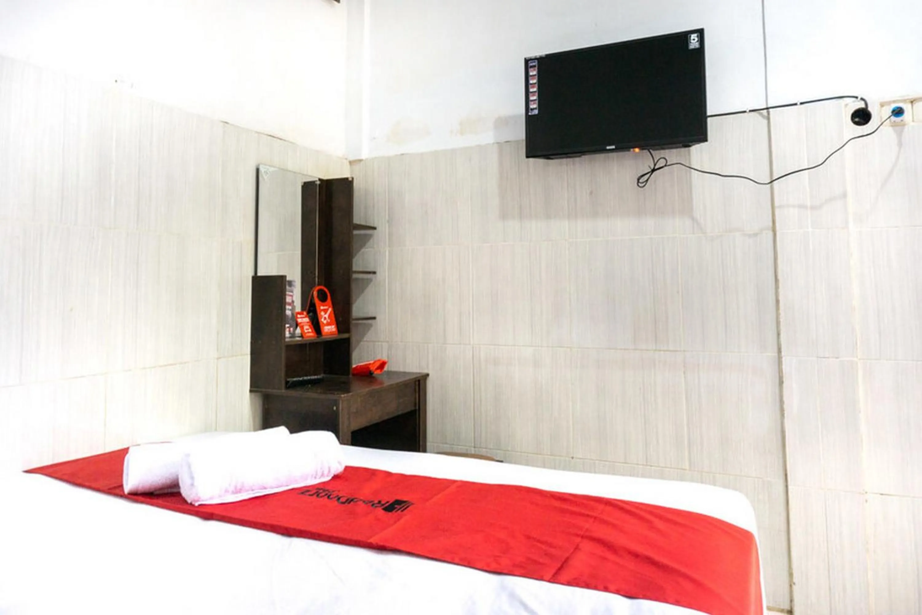 Bed in RedDoorz @ Hotel Surabaya Sumenep
