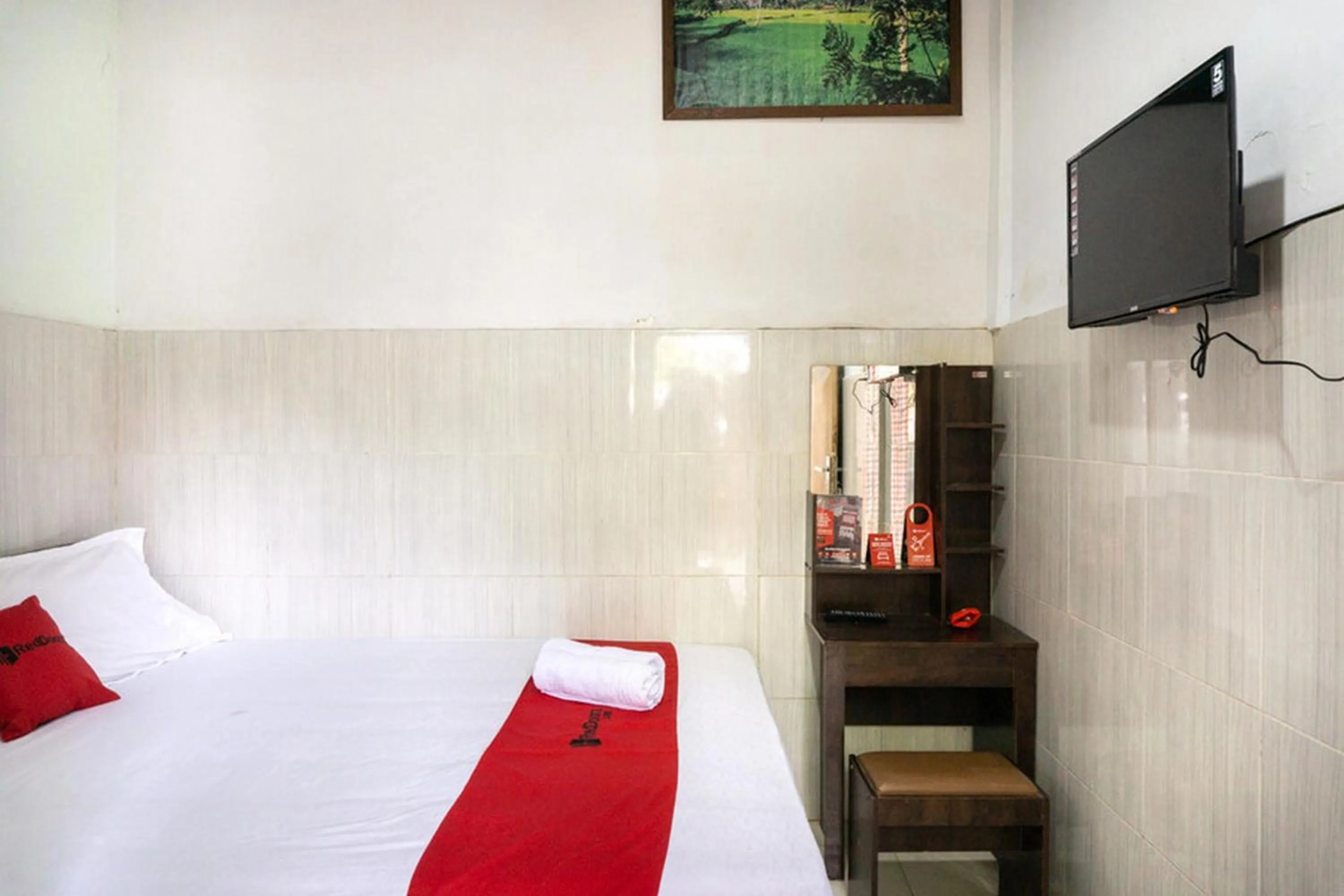 Bed in RedDoorz @ Hotel Surabaya Sumenep