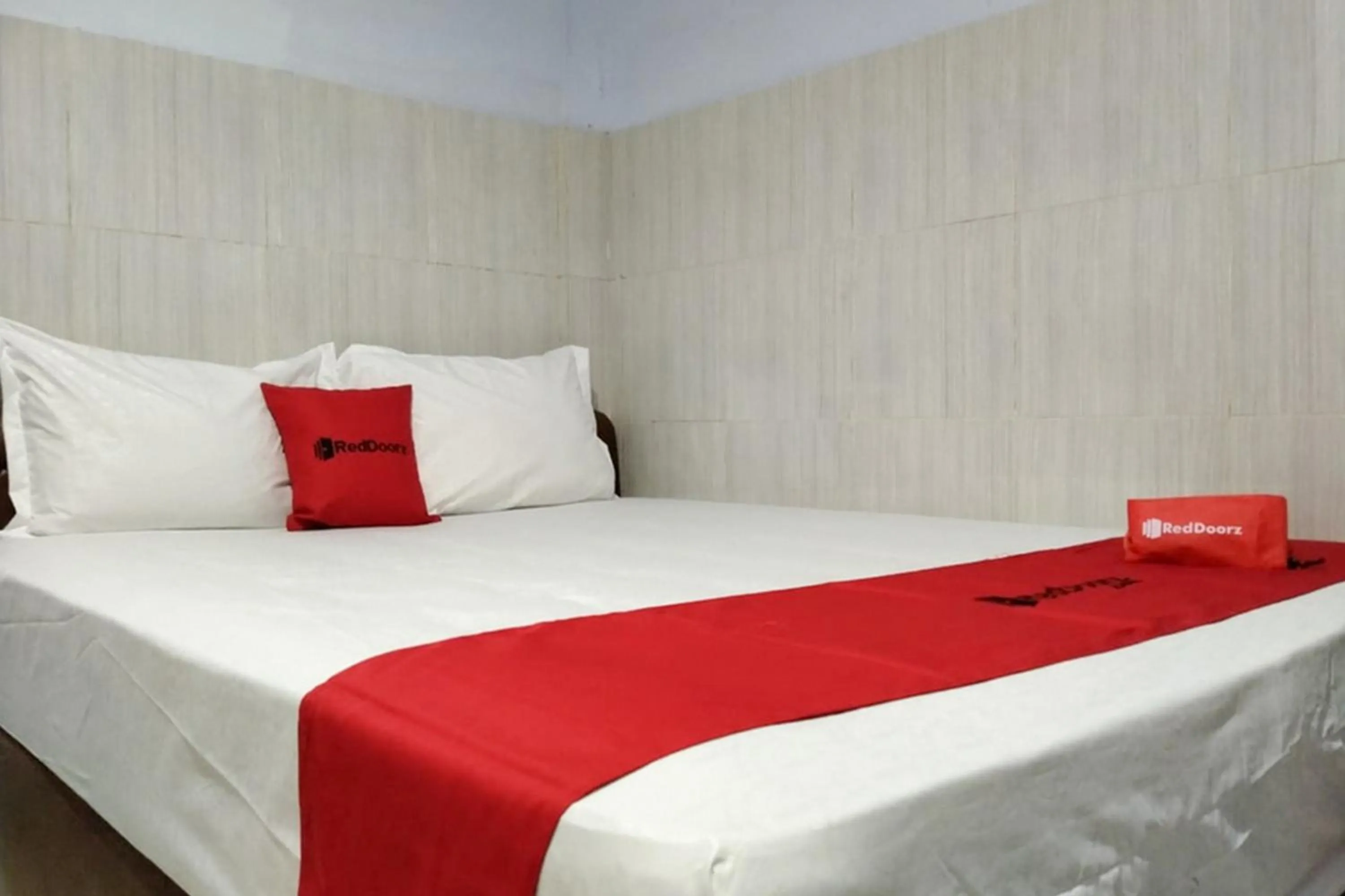 Bed in RedDoorz @ Hotel Surabaya Sumenep