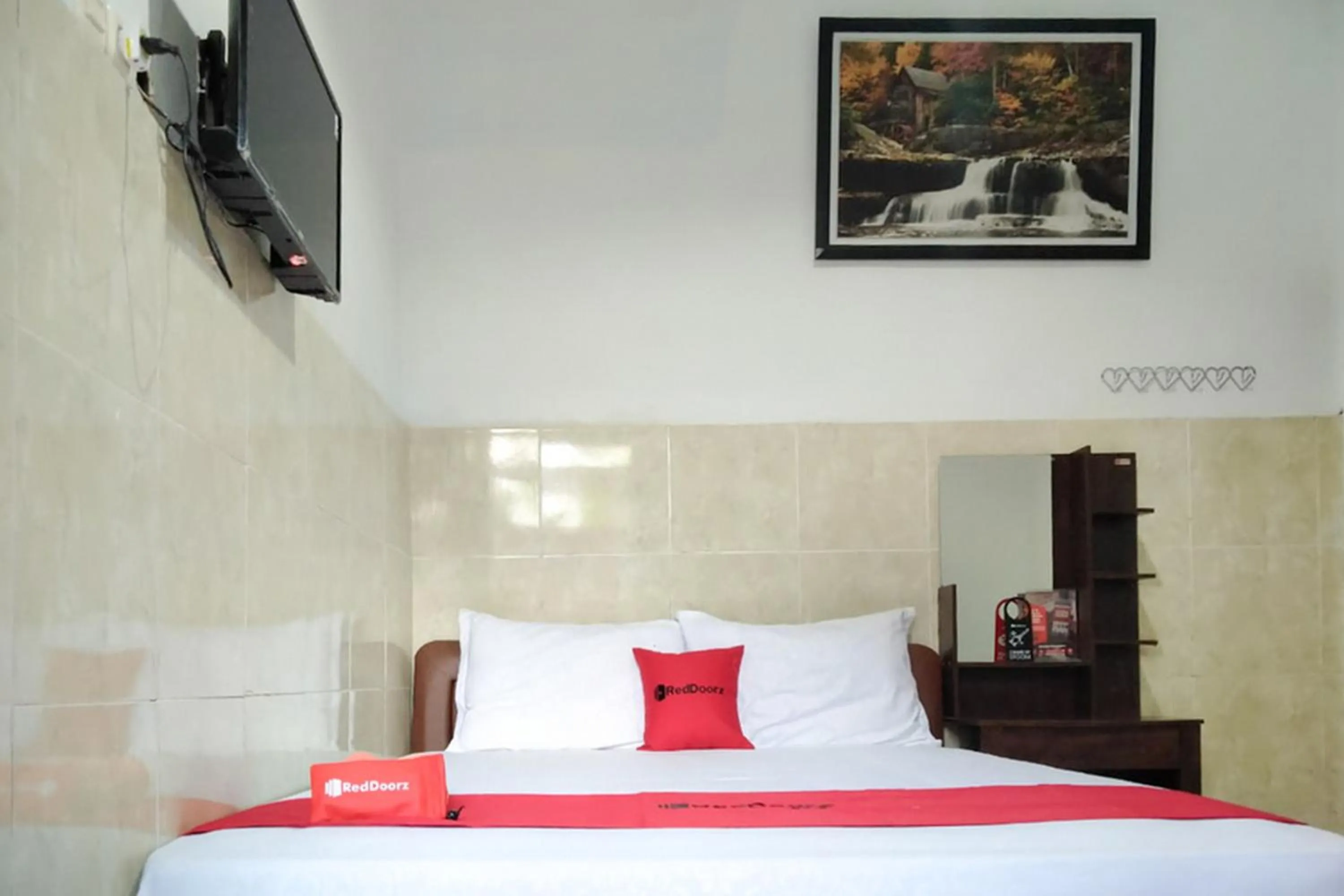 Bedroom, Bed in RedDoorz @ Hotel Surabaya Sumenep