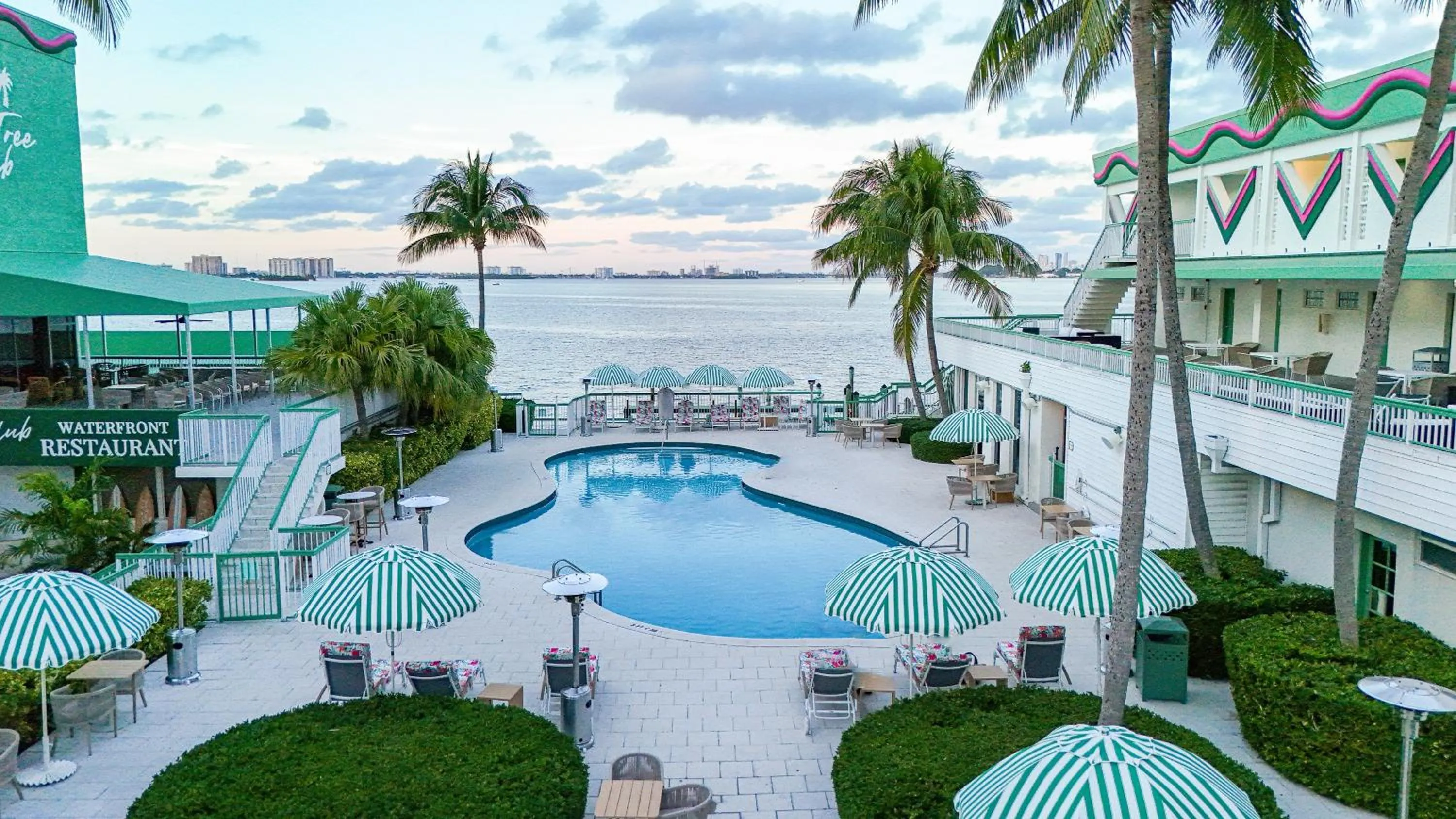 Swimming pool in Palm Tree Club Miami