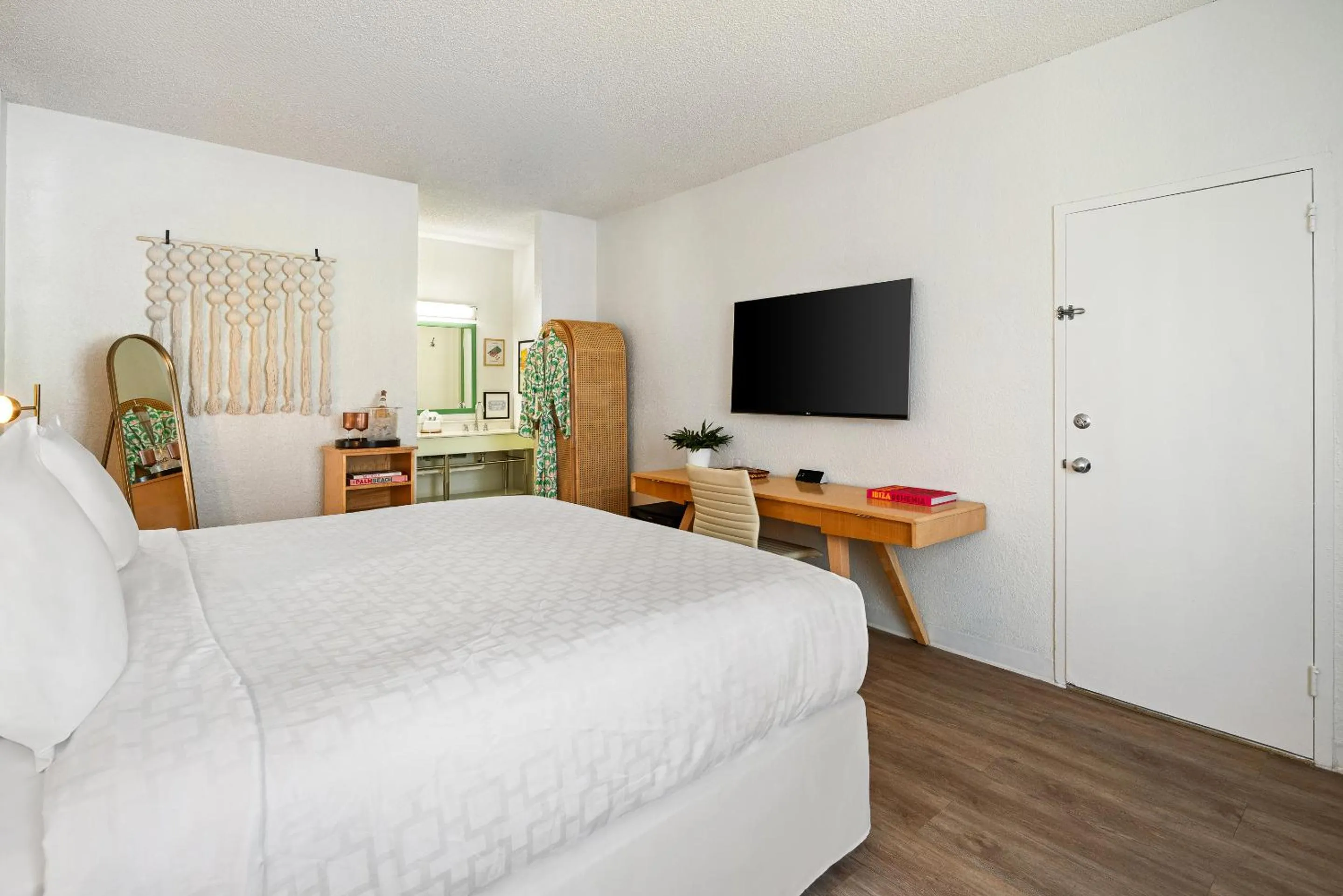 Bed in Palm Tree Club Miami