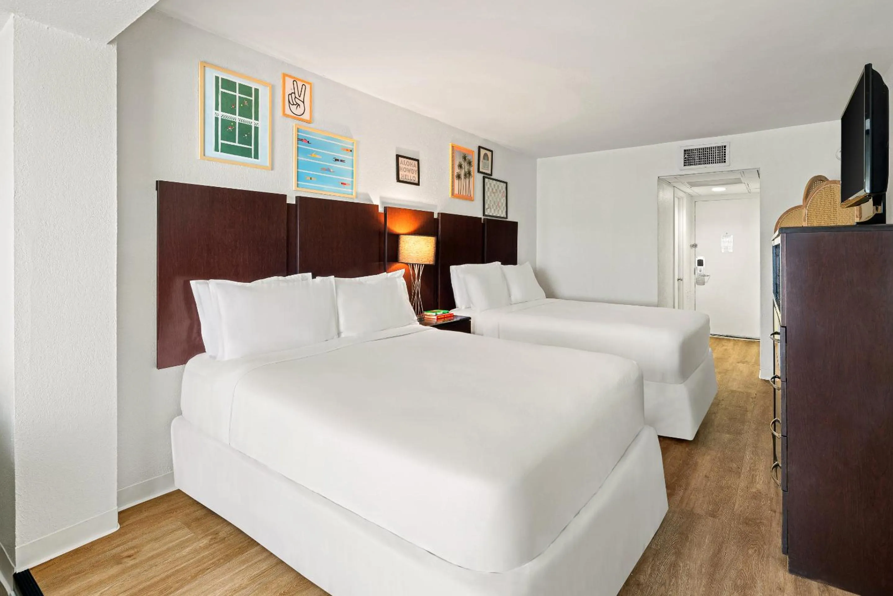 Bed in Palm Tree Club Miami