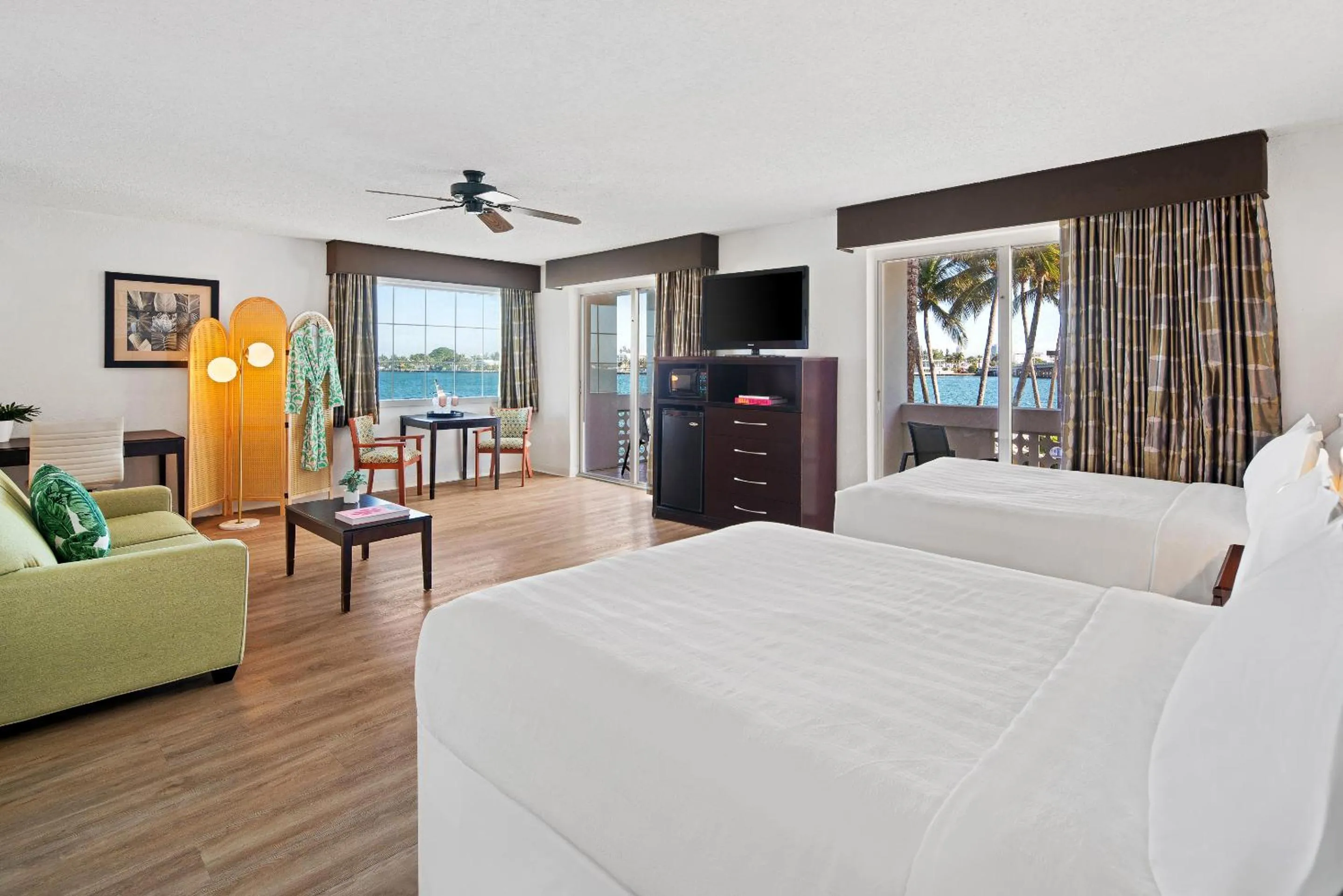 Bed in Palm Tree Club Miami