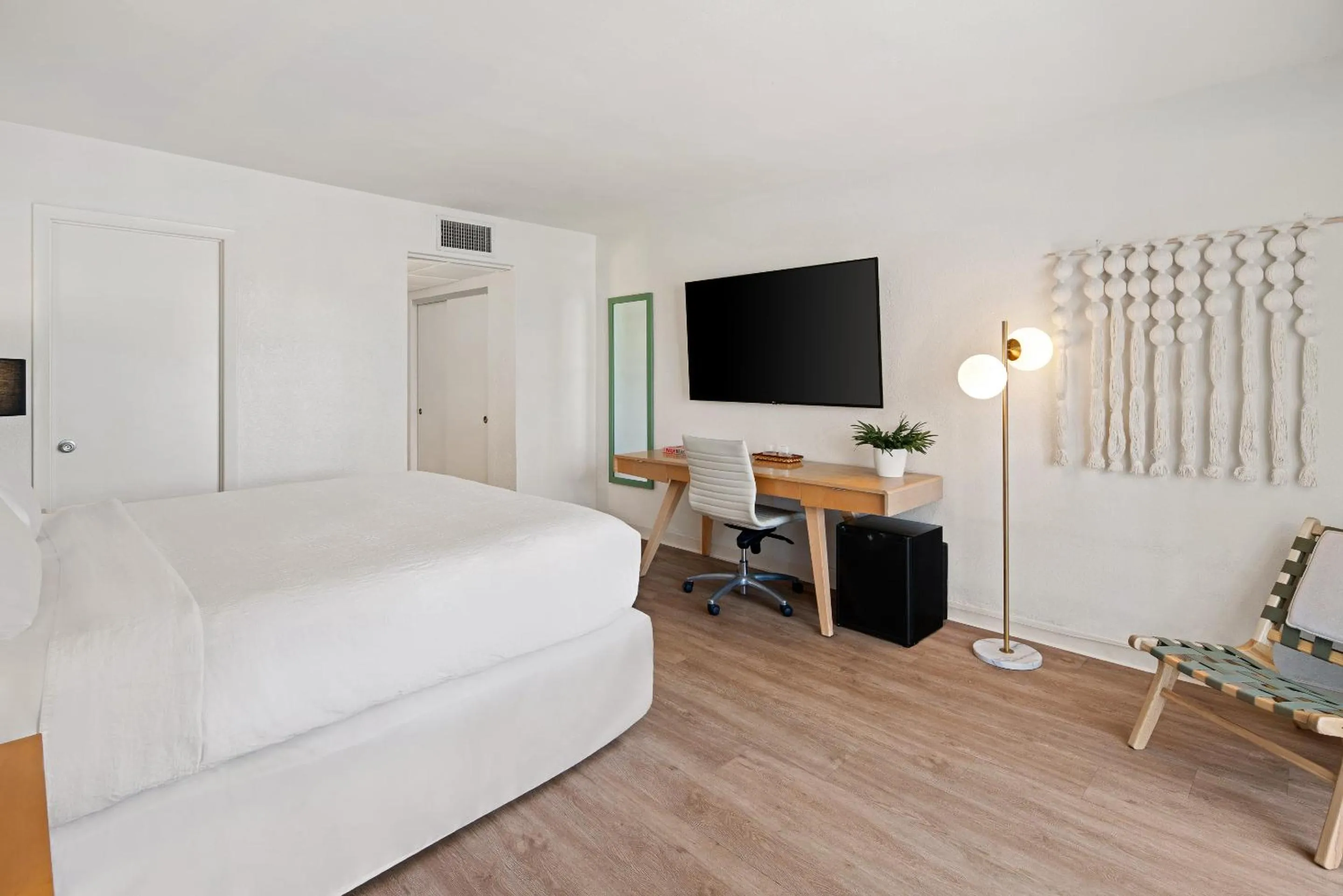 Bed in Palm Tree Club Miami