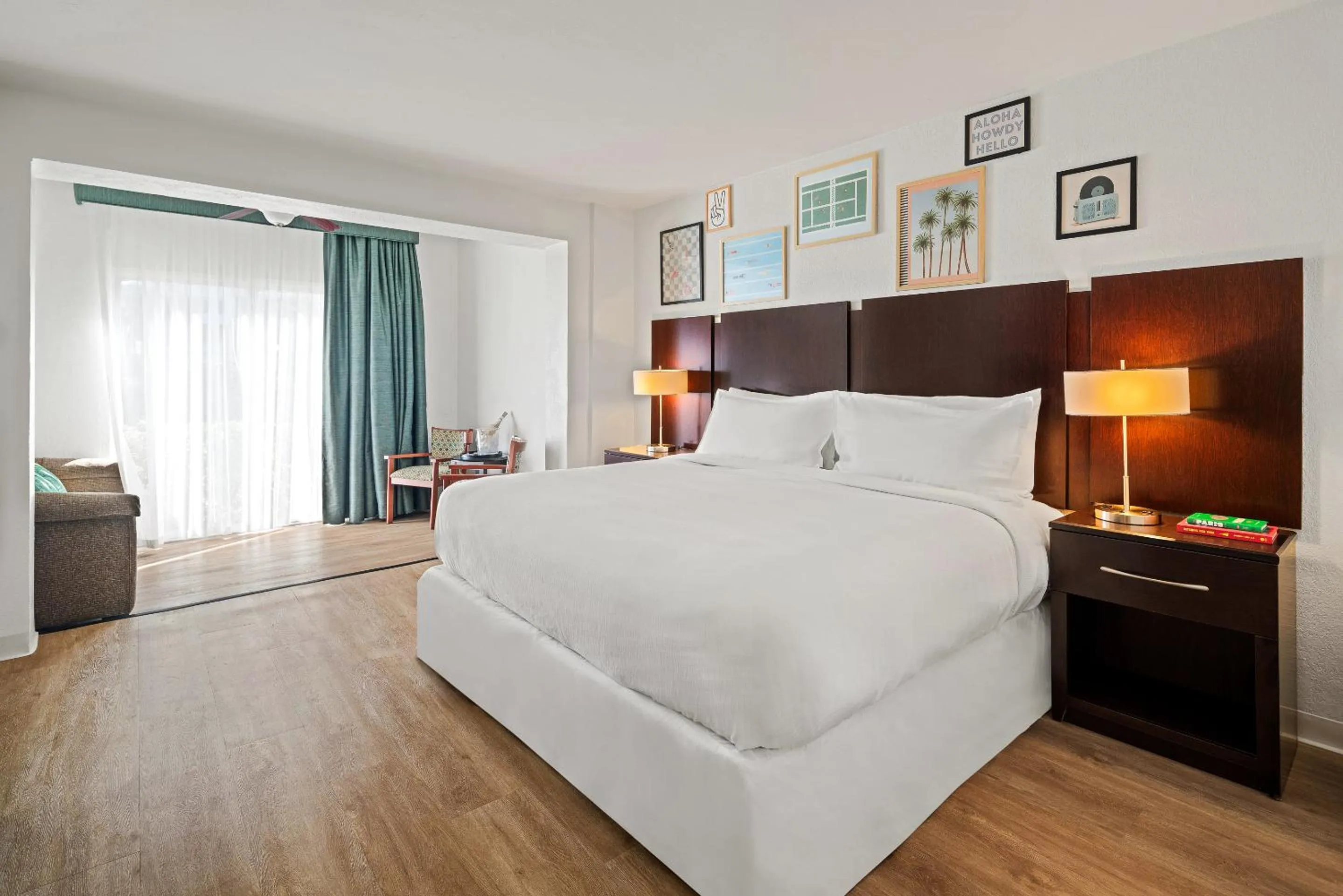 Bed in Palm Tree Club Miami