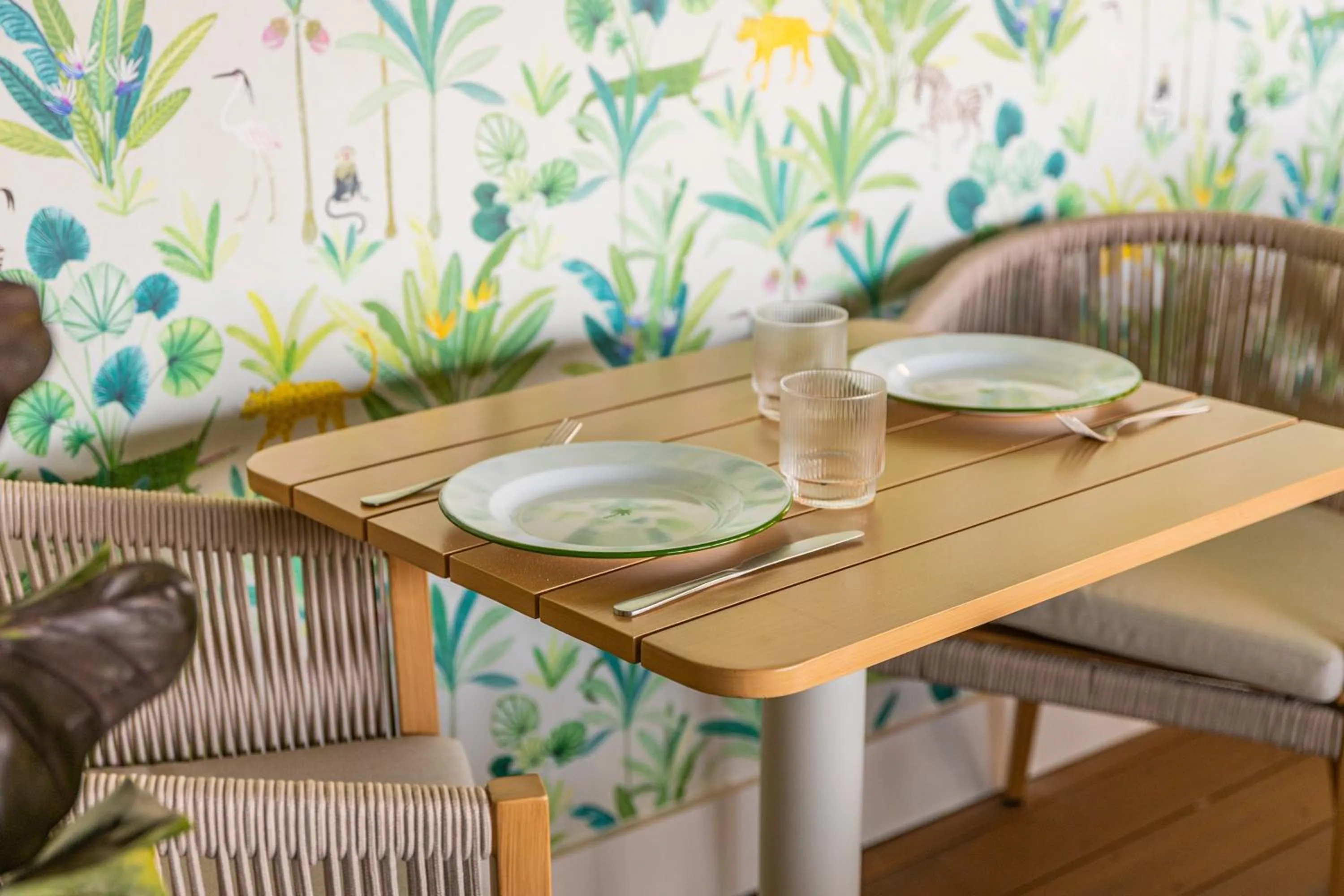 Restaurant/places to eat in Palm Tree Club Miami