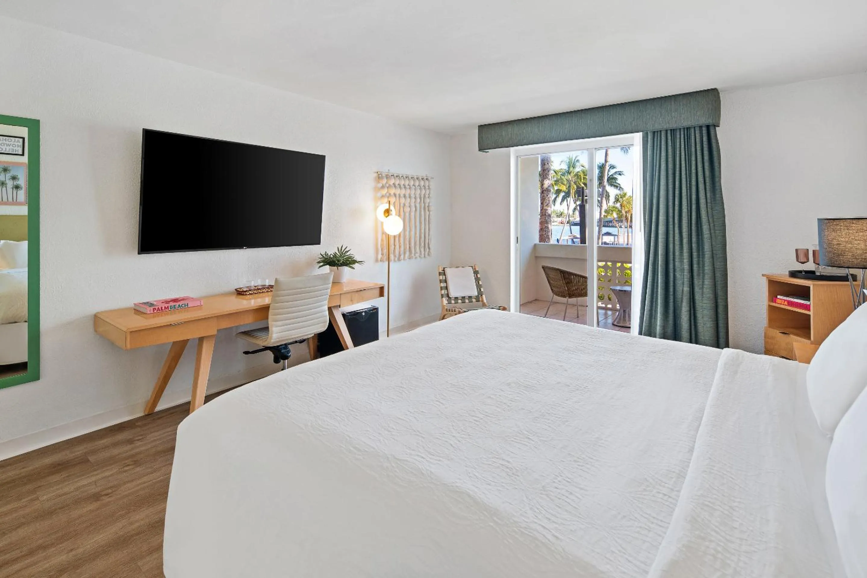 Bed in Palm Tree Club Miami