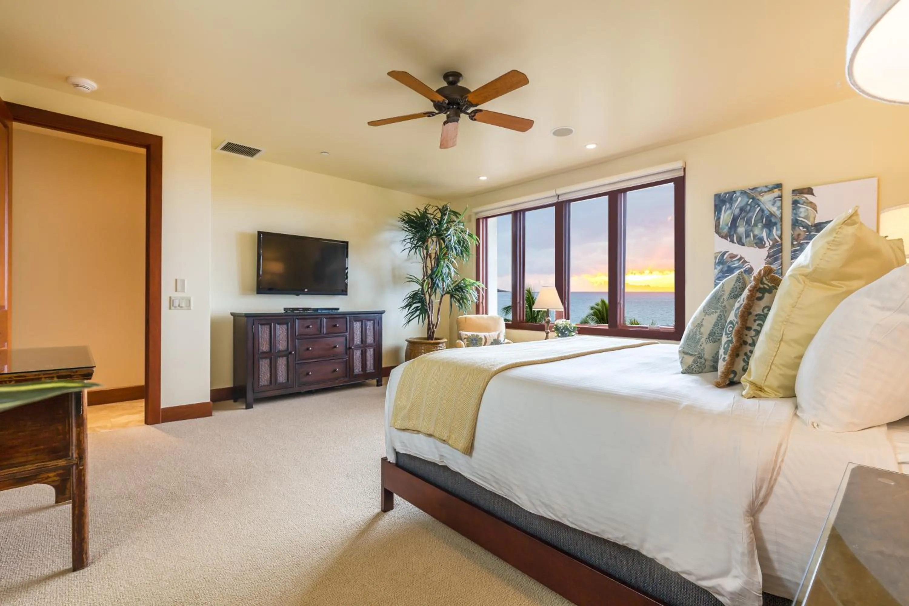 Bed in Wailea Beach Villas