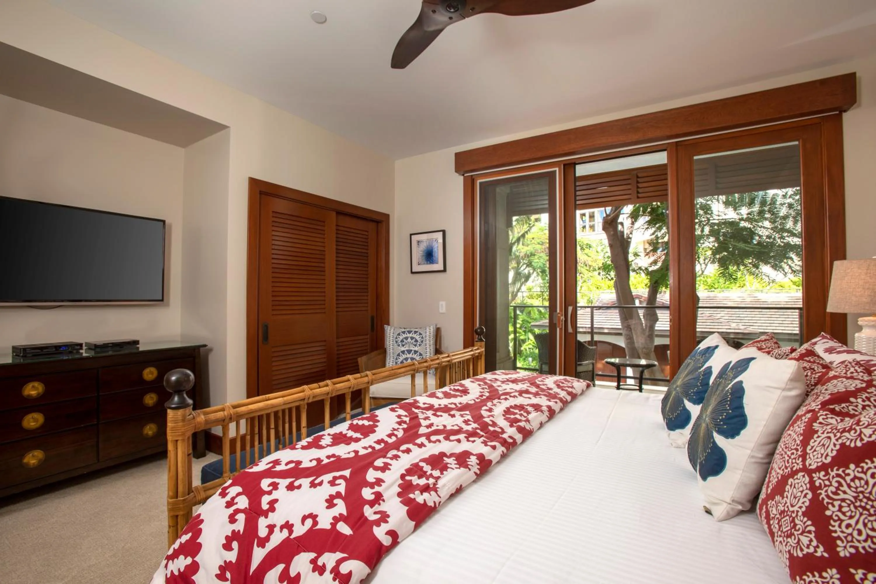 Bed in Wailea Beach Villas