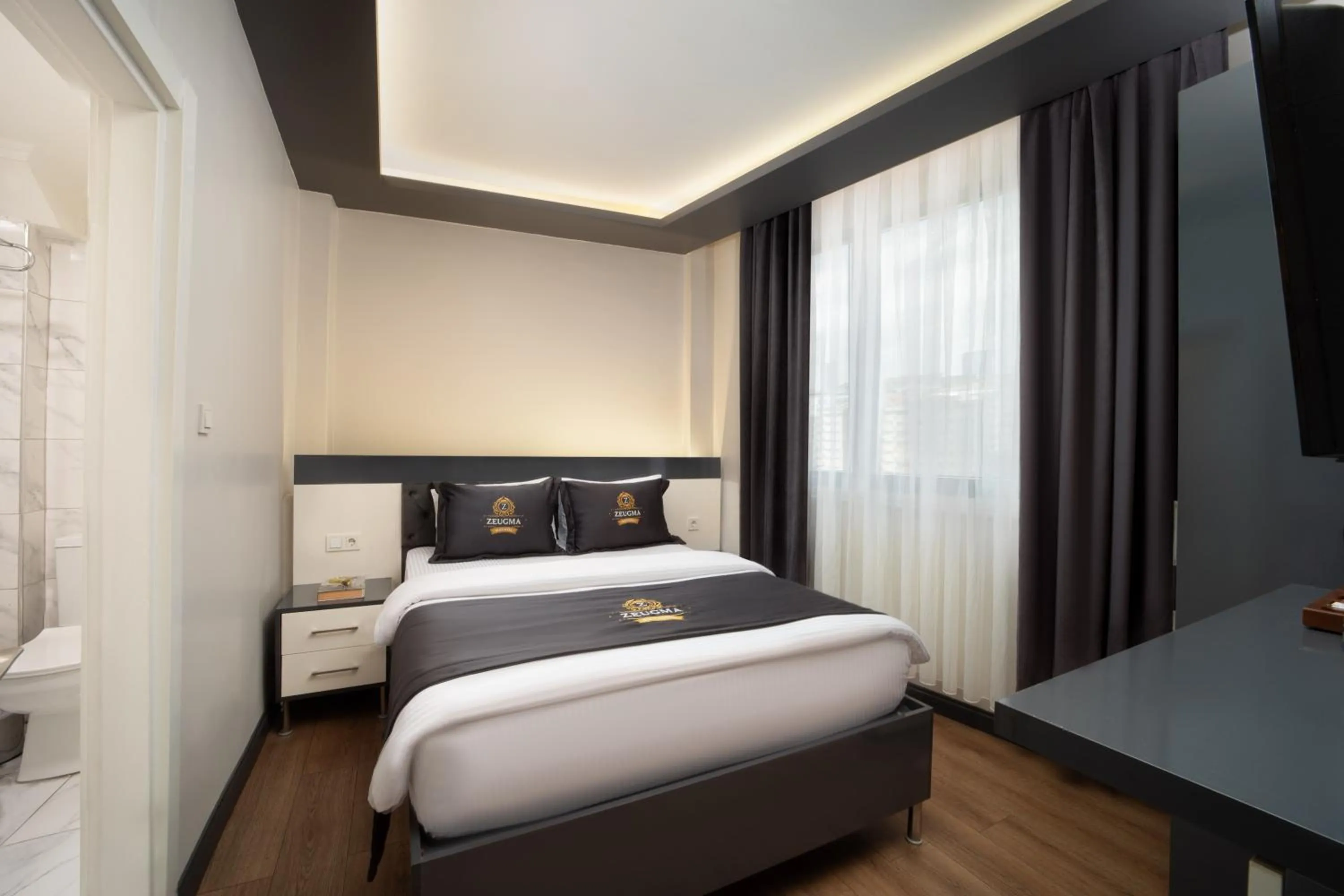 Photo of the whole room, Bed in Bakırköy Zeugma Suit Otel