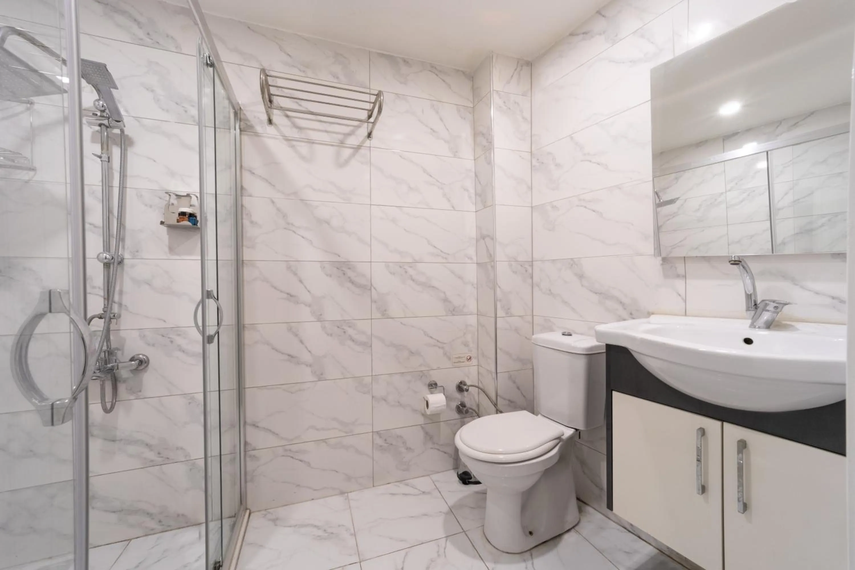 Shower in Bakırköy Zeugma Suit Otel