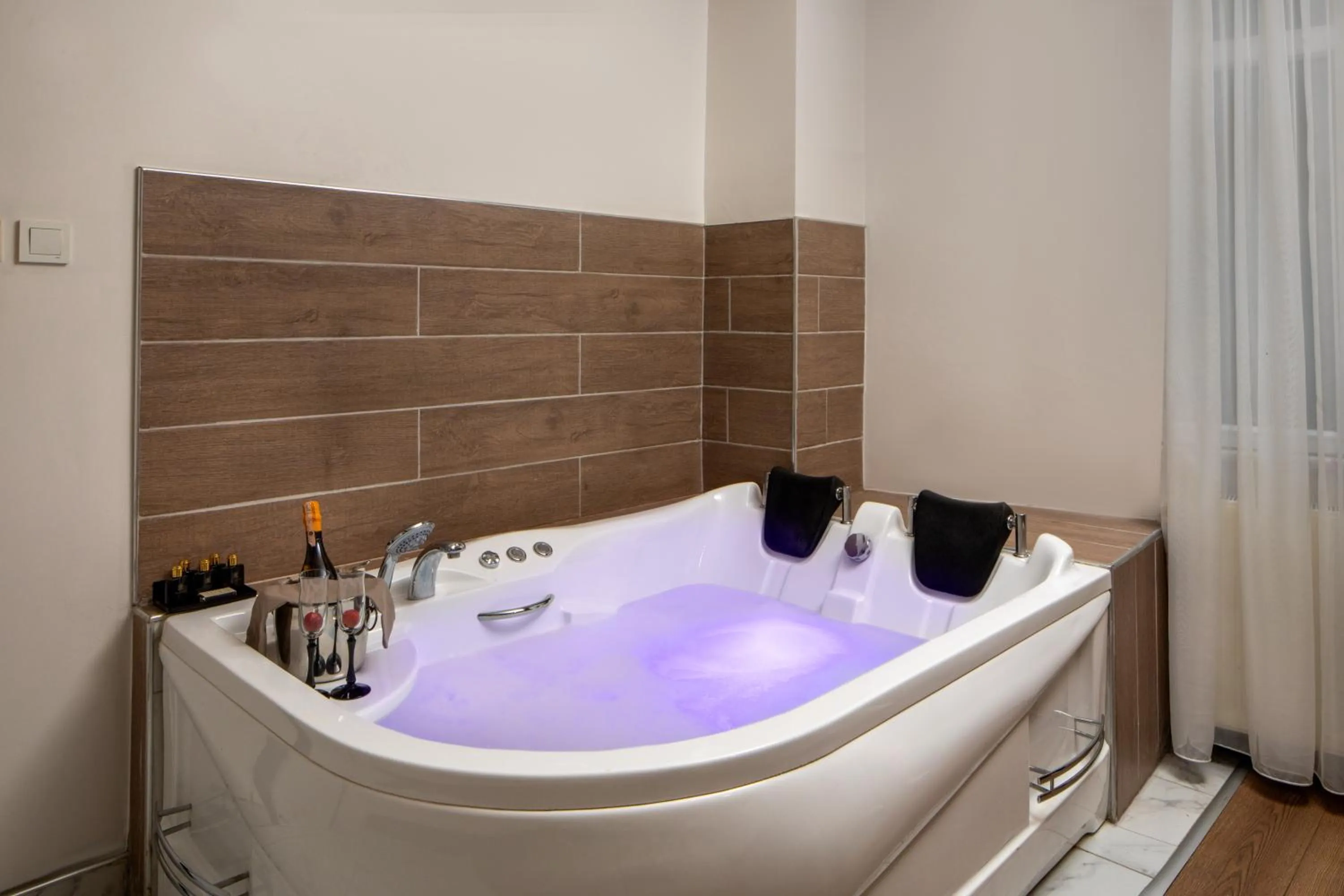 Hot Tub in Bakırköy Zeugma Suit Otel