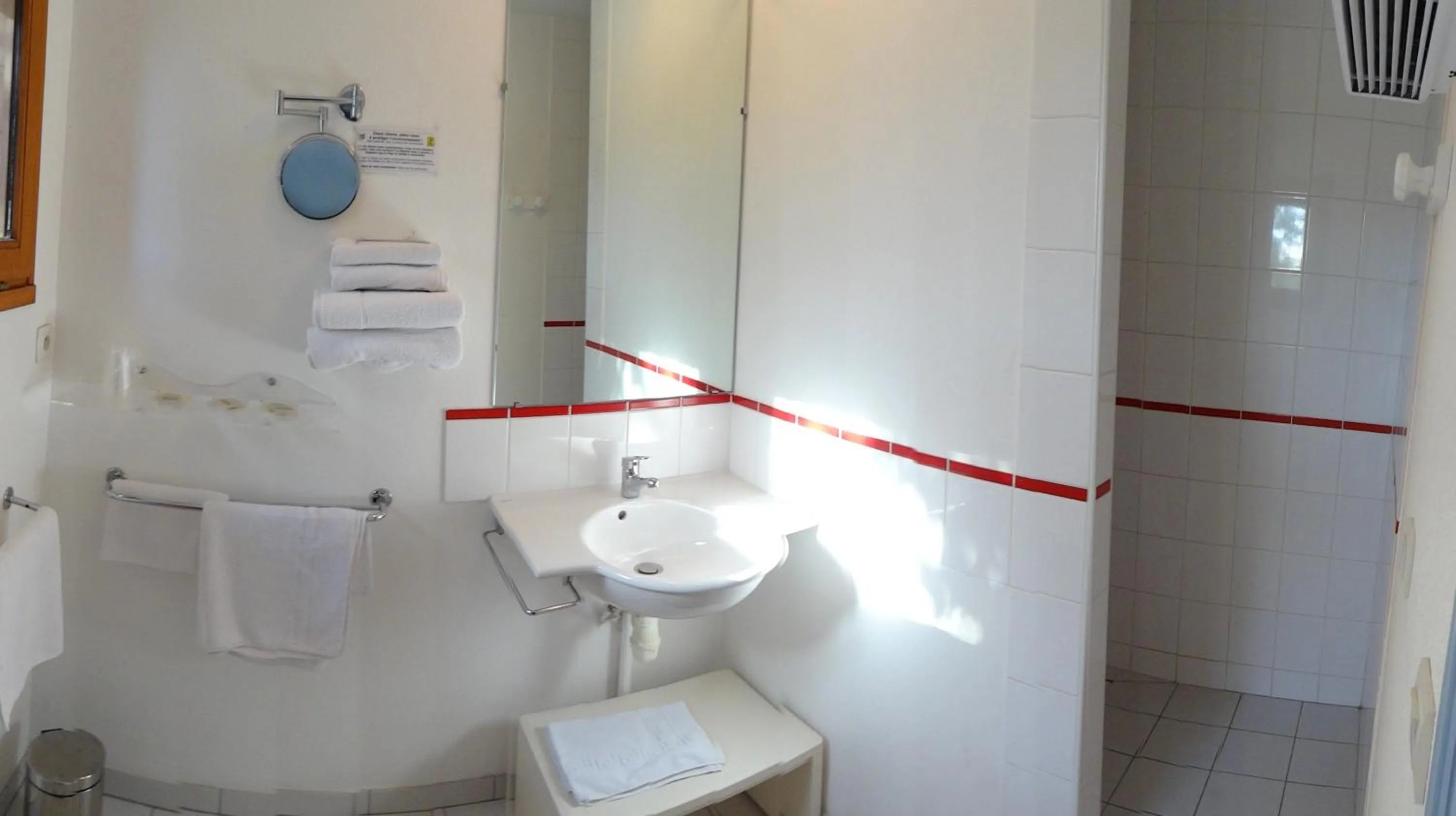 Bathroom in Hôtel de la baie de Paimpol