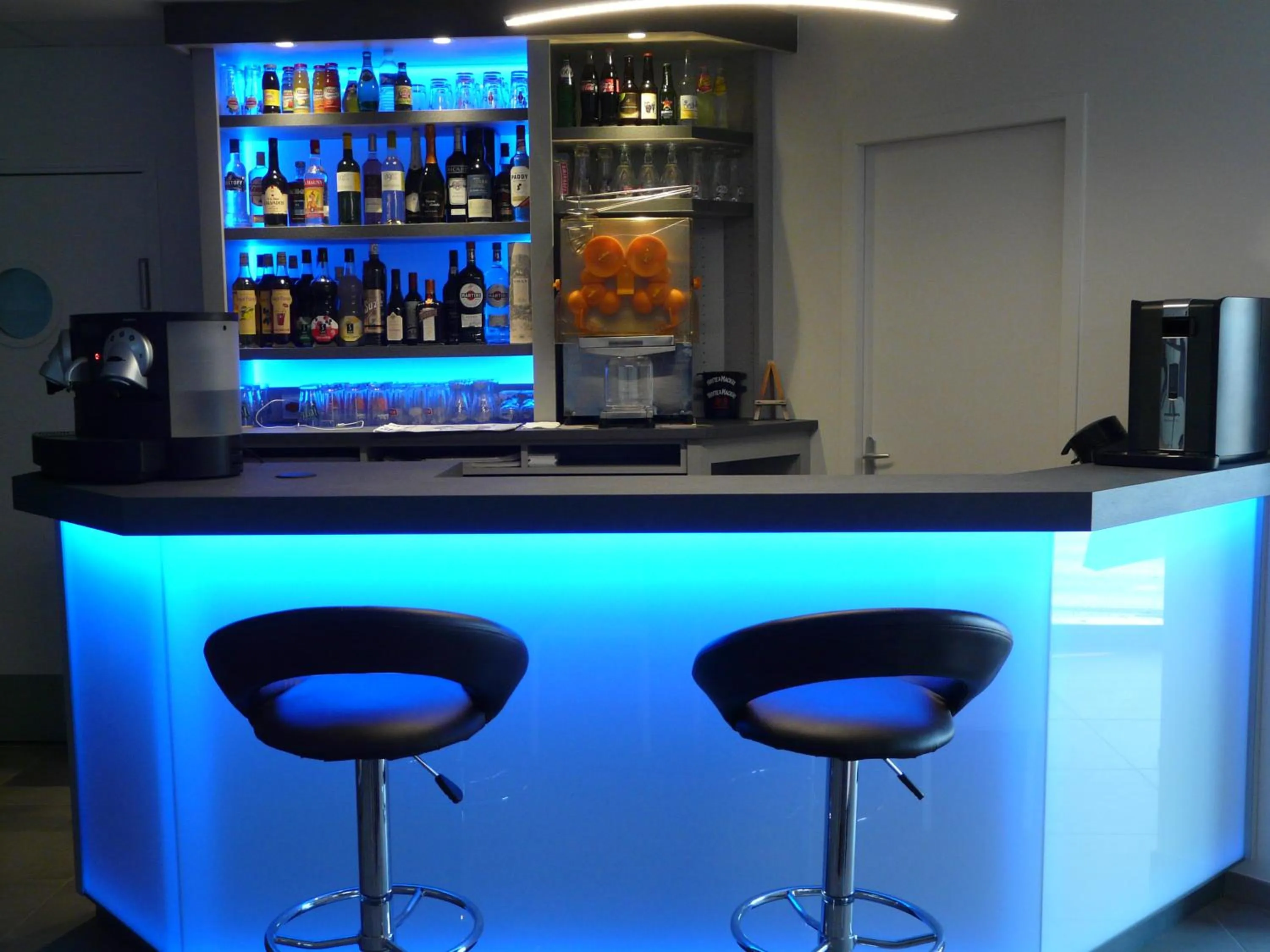 Lounge or bar in Hôtel de la baie de Paimpol