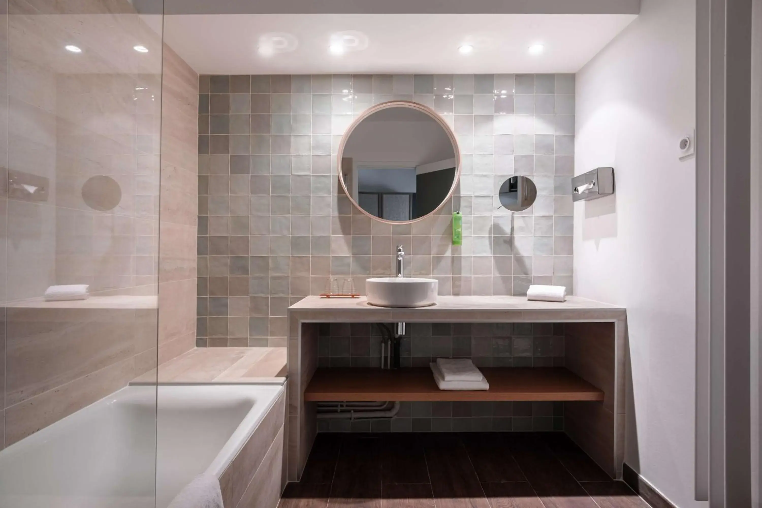 King Suite with Sofa Bed in Best Western Plus l'Orée Paris Sud King Suite with Sofa Bed in Best Western Plus l'Orée Paris Sud