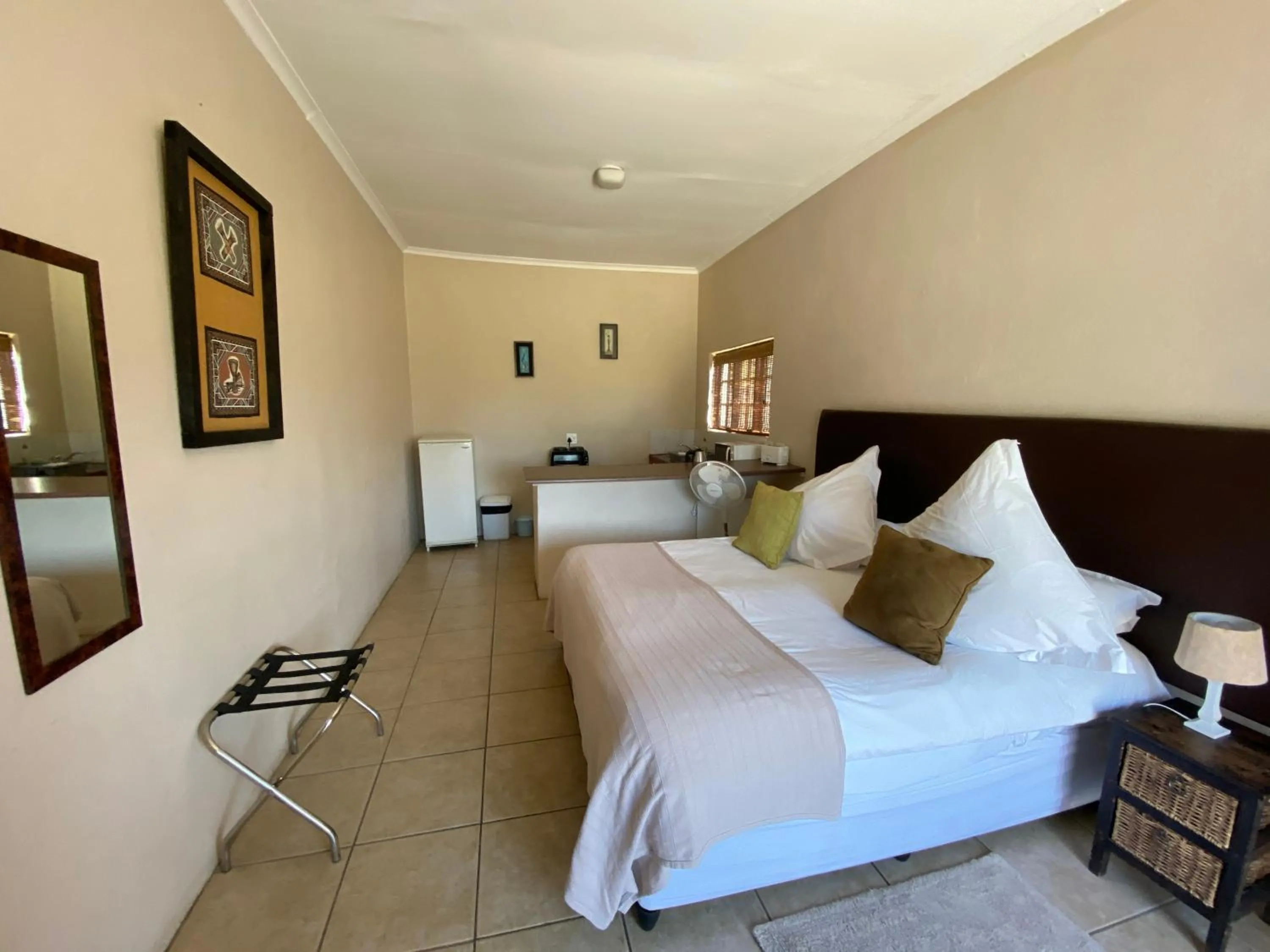 Kitchen or kitchenette, Bed in Lanseria Country Estate