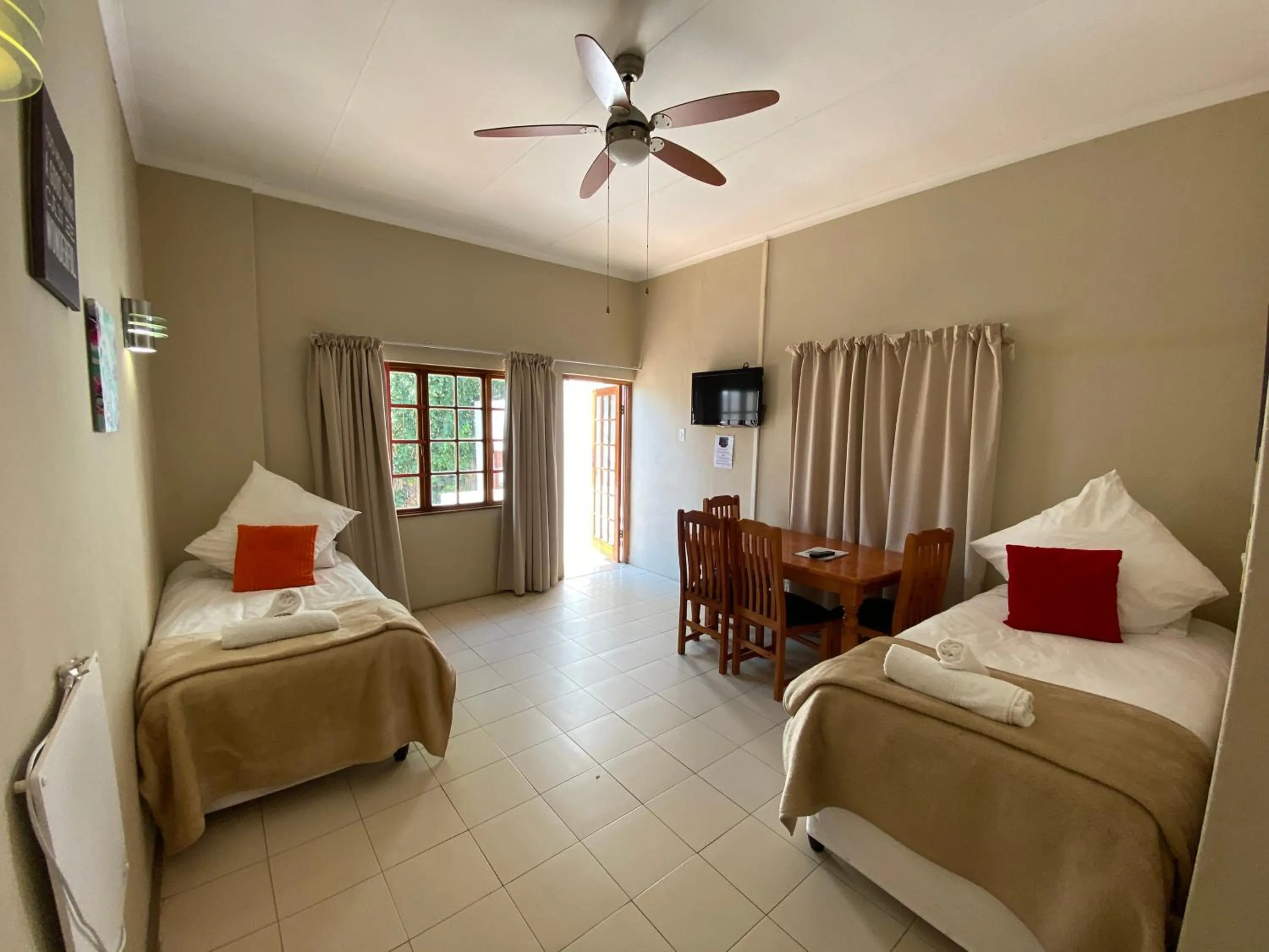 Living room, Bed in Lanseria Country Estate