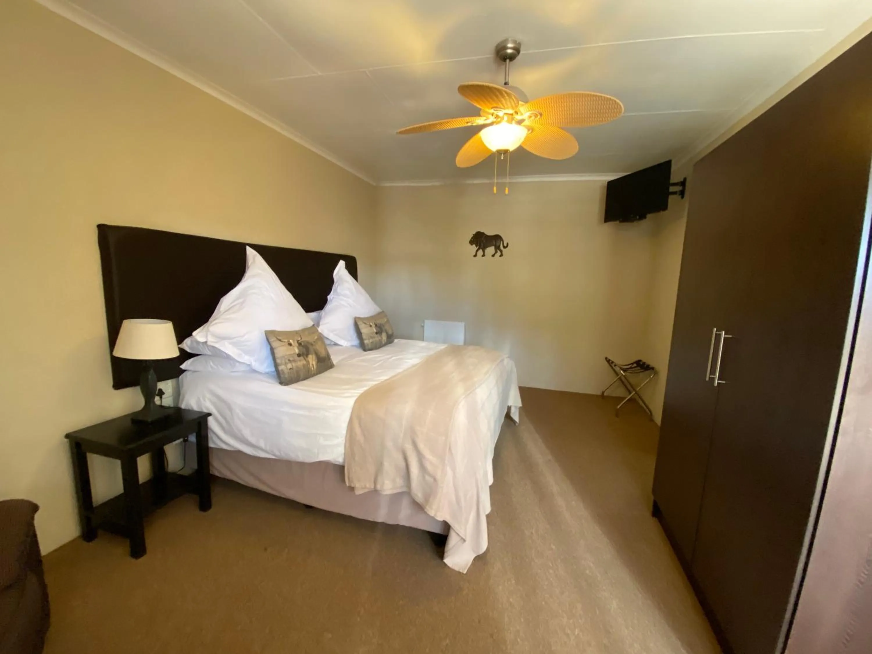 Bedroom, Bed in Lanseria Country Estate