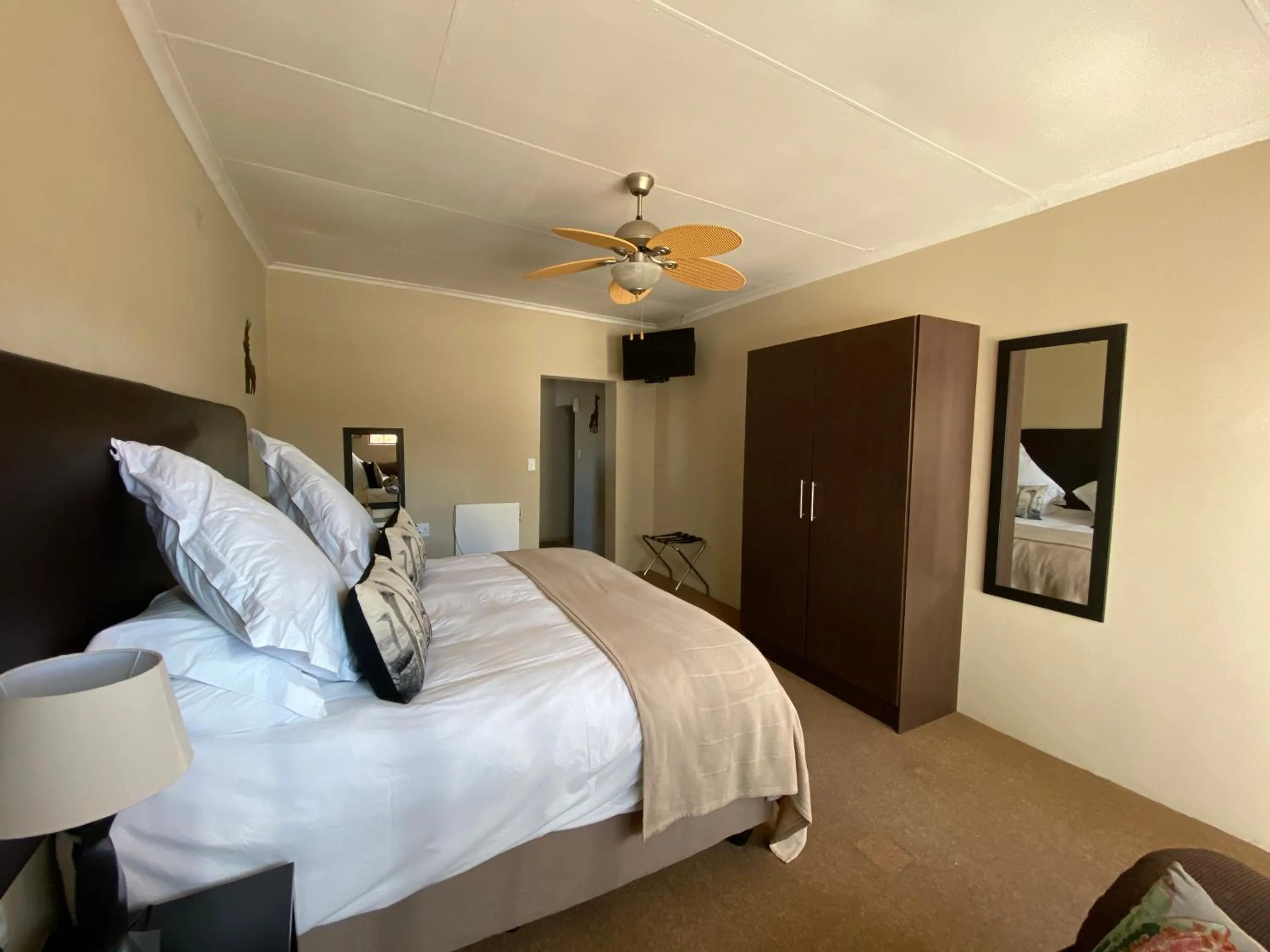 TV and multimedia, Bed in Lanseria Country Estate