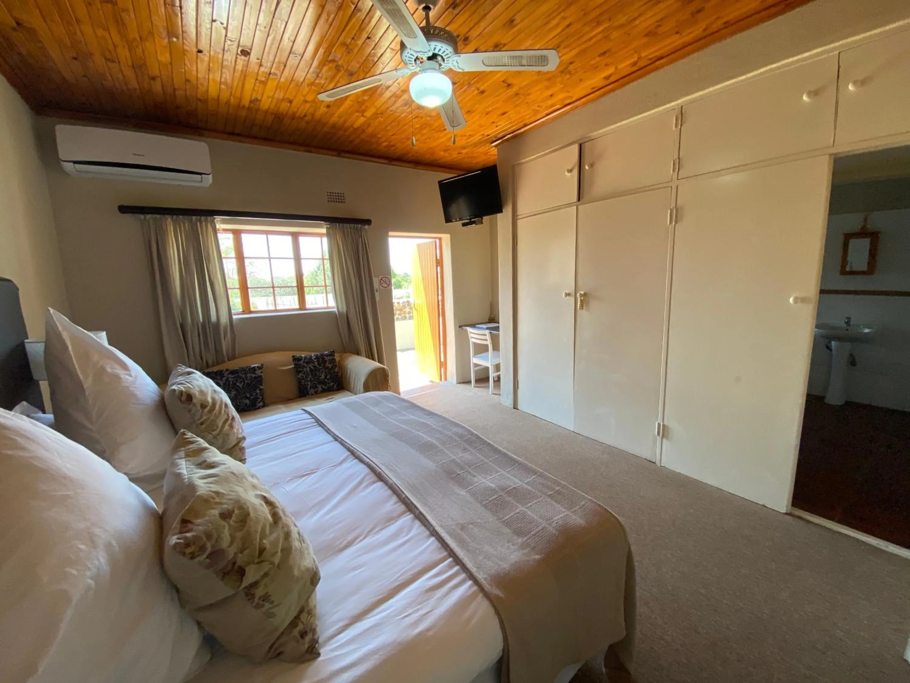 Bedroom, Bed in Lanseria Country Estate