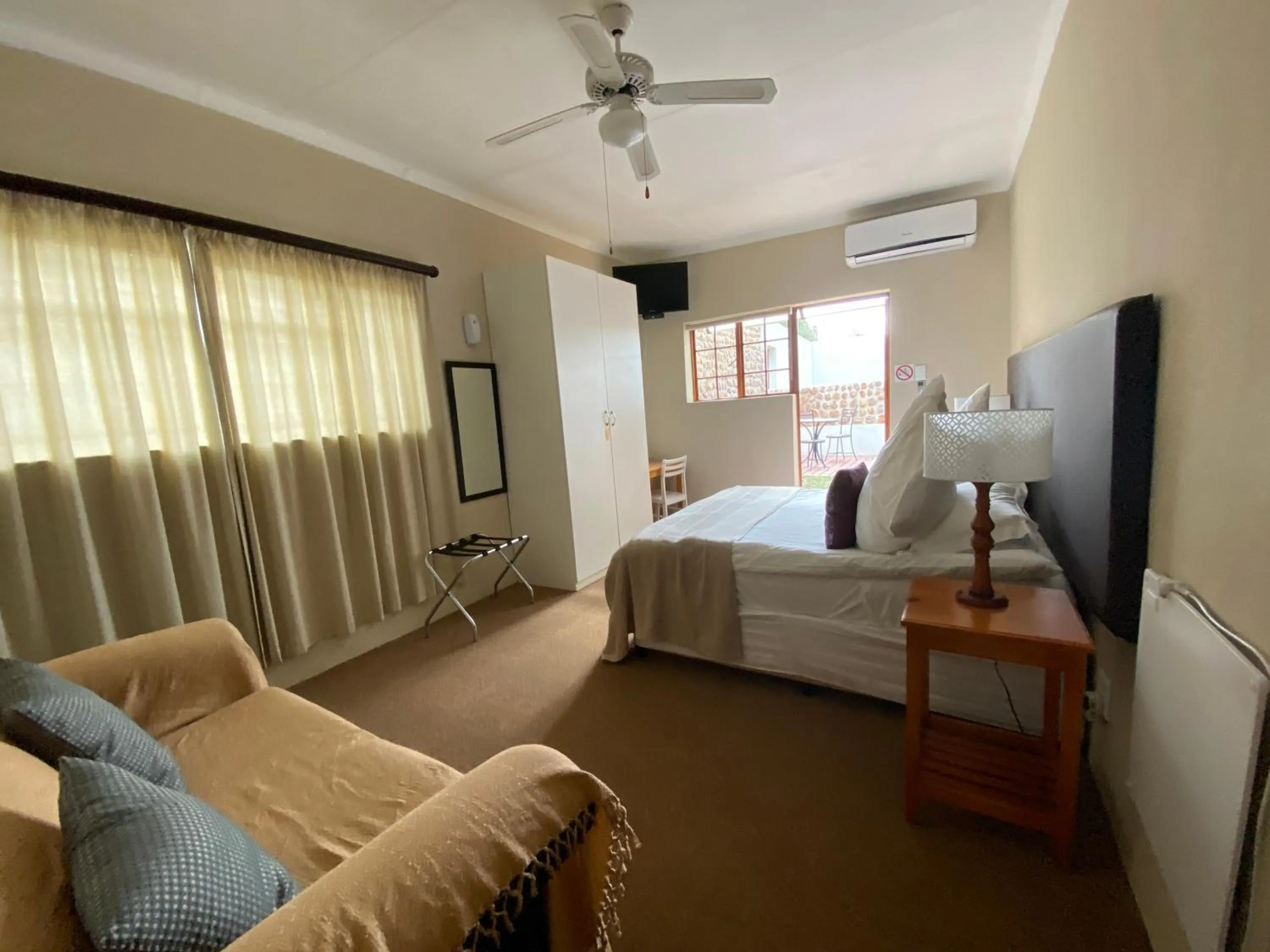 Bedroom, Bed in Lanseria Country Estate